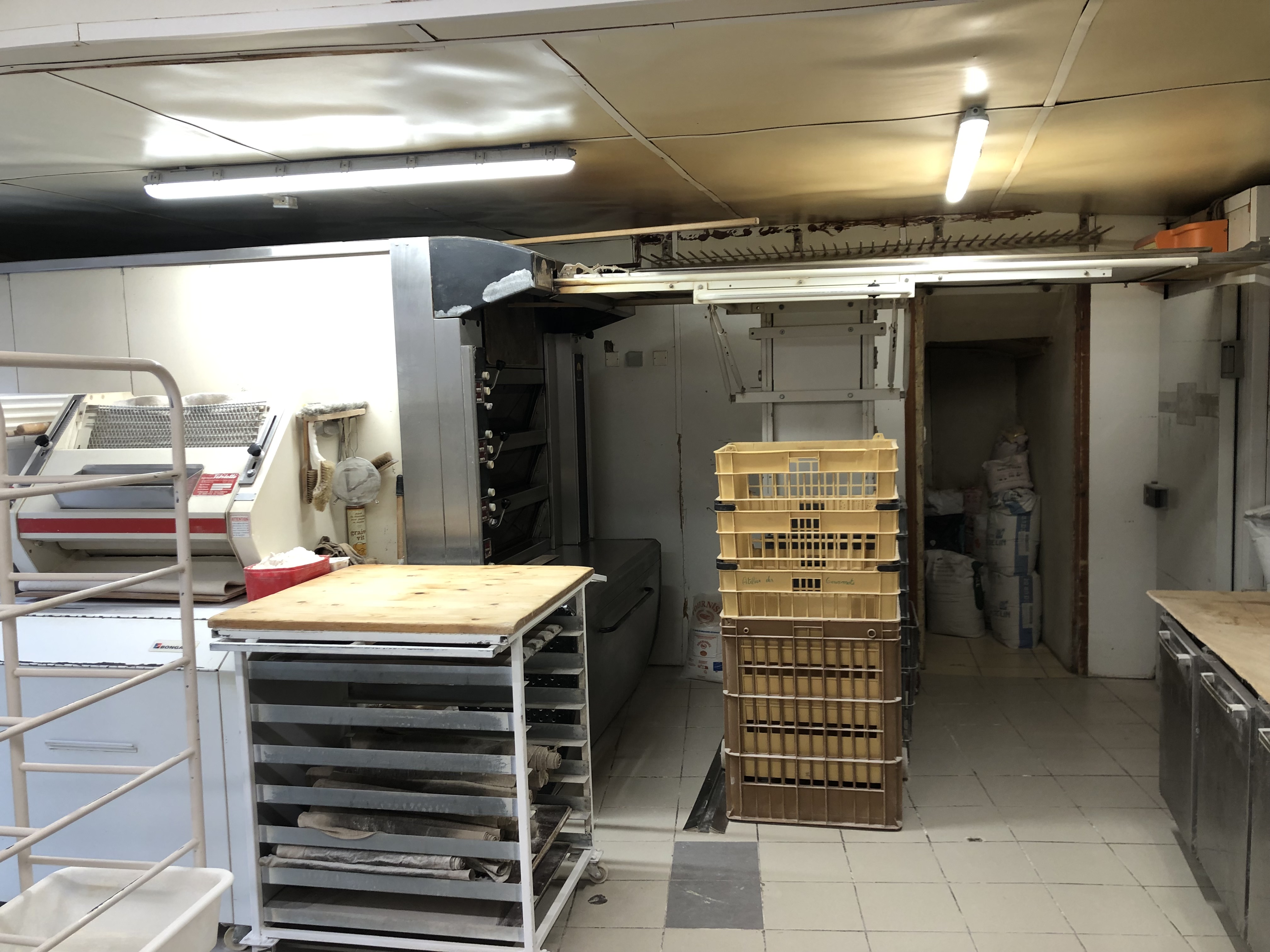 DESCRIPTION TECHNIQUE


Fonds de commerce de boulangerie-pâtisserie dans la commune de Langeac (43300) à reprendre pour cause de changement d’activité, comprenant du matériel professionnel complet dans un excellent état et permettant l’exploitation du commerce dès la reprise, idéal pour un couple. 

Ce commerce bénéficie d’un très bon emplacement, faisant l’angle au niveau d’une des trois rues les plus commerçantes de Langeac, à quelques pas de la mairie et entouré d’autres commerces de proximité amenant beaucoup de passage (épicerie de centre, boucherie, bijouterie, bar, restauration rapide, …). Par ailleurs, deux entrées existent sur le local en plus de l’entrée principale en boutique (une pour l’atelier boulangerie et une pour l’atelier pâtisserie). La superficie totale est de 120m² répartie comme suit : 40m² pour la partie pâtisserie, 40m² pour la partie boulangerie et 40m² pour la partie boutique. En plus de ces 120m² une réserve de 60m² à l’étage est comprise dans le bail. Le loyer est quant à lui de 761 €/mois.

Au niveau du matériel, la partie boulangerie comprend : un four électrique de 3 niveaux de 2001 en très bon état (en contrat avec le tarif particulier et un compteur à part, ce qui limite les charges d’énergie), 3 chambres froides, une diviseuse, une façonneuse, un repose pâton, un pétrin, une tour réfrigérée, un refroidisseur d’eau et tout le petit matériel habituel. La partie pâtisserie comprend quant à elle : une plonge, un frigo, un conservateur et un surgélateur, un laminoir, une tour réfrigérée, un four rotatif au gaz de ville, un batteur, une tritico, une machine à glace italienne. Est également compris dans le fonds tout le matériel de boutique (trancheuses, vitrines, …) et les rangements de la réserve.

Le commerce fonctionne actuellement avec un boulanger, un pâtissier et trois serveuses, pour une ouverture 6j/7 de 6h à 19h, et propose la gamme classique de la boulangerie pâtisserie, salades et sandwichs pour les travailleurs, glaces l’été… Repris en 2015, son chiffre d’affaires n’a fait qu’augmenter depuis pour atteindre 270 000 € au dernier bilan. Les charges sont de 630 €/mois d’électricité et 300€/mois de gaz.
4 appartements existent au-dessus du commerce, leurs disponibilités est à discuter avec le propriétaire des murs.
Prix de vente du fonds : 130 000 €.

TERRITOIRE


Cette boulangerie est située au sein de la Communauté de communes des rives du Haut-Allier (CCRHA), dans le département de la Haute-Loire, récemment élu département préféré des français au plan de l’attractivité touristique. Le territoire de la CCRHA compte 16 000 habitants et est sillonné du nord au sud par la rivière Allier. Le paysage aux multiples nuances de vert et de bleu alterne gorges et plateaux volcaniques typique de l’Auvergne, garantie d’un cadre naturel exceptionnel et préservé. Son patrimoine historique et architectural complète son charme.  

La commune de Langeac, dont la population est d’environ 3 500 habitants, dispose de nombreux artisans, commerces, associations et services publics. De nombreuses entreprises et deux zones d’activité sont sources d’emplois et d’attractivité économique. De plus, le camping trois étoiles connait une belle fréquentation en augmentation depuis les 4 dernières années (pics à 1 200 personnes/j en été). Traversée par l’Allier, Langeac offre un cadre naturel reposant et charmant, renforcé par la présence de l’île d’Amour qui participe à son attractivité, notamment touristique. 
Le territoire du Haut-Allier est facilement accessible depuis l'autoroute A75, à 1h de Clermont Ferrand et 3h de Montpellier. L’axe routier principal est la N 102 prolongée par la N 88 qui le relie à St Etienne et Lyon en 2h30. Des gares de proximité assurent la desserte ferroviaire sur la ligne Paris, Clermont-Ferrand, Nîmes via Langeac, le bourg-centre. Langeac est par ailleurs située à 30 minutes du Puy en Velay, préfecture du département. 

Disposant de nombreux services et commerces le territoire répond à tous les besoins principaux de la vie dans un rayon de moins de 20 min en voiture. Le tissu associatif est aussi très développé (plus d'une centaine d'associations) et propose des activités culturelles, sportives, de loisirs... Le Haut-Allier offre ainsi une vraie qualité de vie à ses habitants. Un solide secteur industriel et agricole complète le bassin d’emplois, ainsi qu'une économie touristique forte.

AIDES INSTALLATION 


L'ensemble de la CCRHA se trouve en ZFRR (zone de revitalisation rurale), ce qui induit une exonération d'impôts sur la société pendant 5 ans.
Des aides financières liées à la reprise d'une boulangerie peuvent être attribuées par la Communauté de communes, la Région et l'Europe. 
Cette boulangerie-pâtisserie n’attend plus que vous !!
Contact : 
Propriétaires : nicolassanial2511@gmail.com / 06.26.27.41.26
Communauté de communes : Joseph LAURENT / j.laurent@rivesduhautallier.fr / 06.66.44.48.06