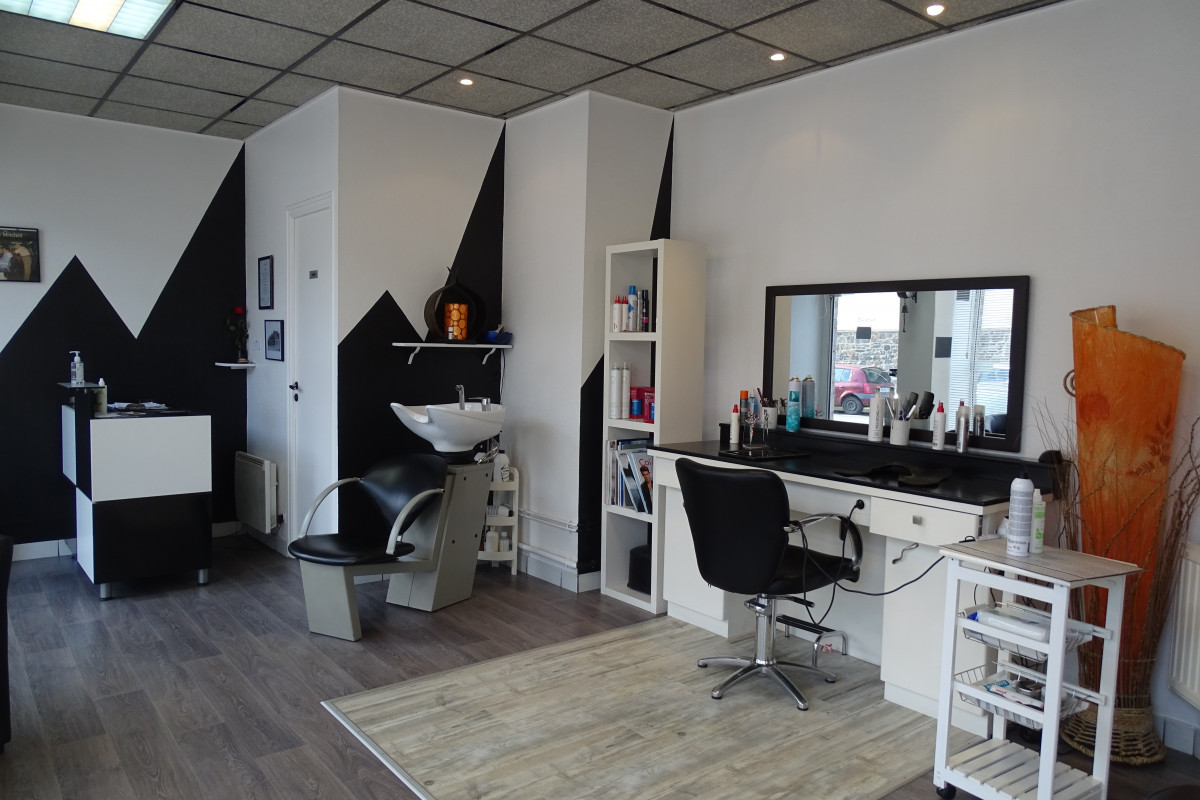 bretagne, ville de 45000hab,dans quartier dynamique proche gare, salon de coiffure mixte à vendre, uniquement du travail de coupes, services techniques à développer si souhait. Pas de salarié. Deux postes de travail, fauteuils récents, local en bon état.60m2  divisé en deux parties pour réserve et pose déjeuner. Bail a prévoir, Stationnement gratuit face aux commerces. Intéressant pour une première installation ou fin de carrière. Etudierais toutes propositions. Valeur de départ 20000.
