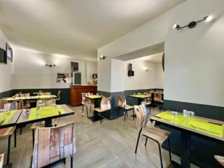 ➡ Fond de commerce Café-Bar-Restaurant, FDJ et PMU. Aucun travaux à prévoir, refait à neuf il y a seulement quelques années.

➡ Cet établissement de 112 m² vous propose une partie bar d'une surface de 64m² environ et une partie salle de restaurant d'environ 30m² pouvant accueillir une trentaine de couverts.
Les deux salles sont climatisées.

➡ Cet établissement possède une cuisine professionnelle tout équipée et très bien entretenue. Une terrasse de 24 places assises sera également utile.

Loyer mensuel de 1150 euros TTC/ mois, et taxe foncière annuelle à la charge du loueur.
Pas de salariés vendus avec le fond de commerce  et aucun contrat fournisseur en cours.
