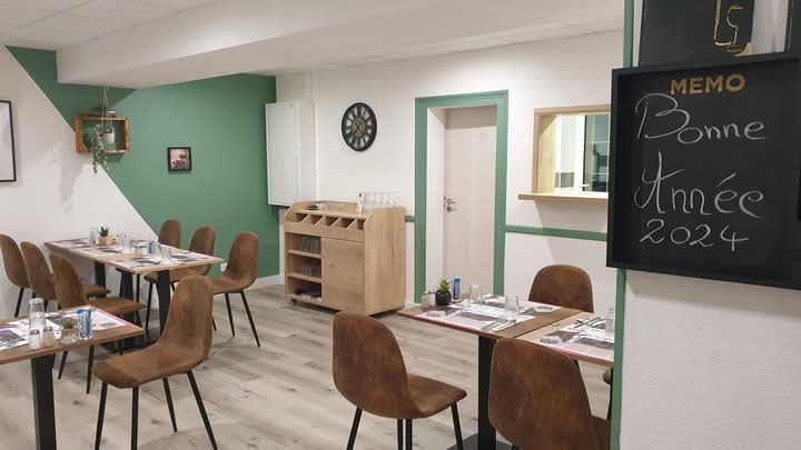 BAR/RESTAURANT RECHERCHE GERANT

La Commune de La Plaine, propriétaire des locaux met à disposition, suivant un bail commercial, son BAR RESTAURANT, AVEC LICENCE 4, DEBIT DE TABAC ET FRANÇAISE DES JEUX.
Il est situé à LA PLAINE, au cœur d’une commune dynamique de 1028 habitants, commune primée village fleuri. La commune est située sur un axe Cholet-Maulévrier-Vihiers. Cela confère au bar/restaurant une position stratégique et une grande visibilité.
Un groupement d’artisans et de deux entreprises industrielles y sont implantées ainsi qu’une boulangerie, un salon de coiffure, et un garage. 
Situé au cœur de la commune, cet établissement est une opportunité en l'absence de concurrence. Il est un pôle essentiel de la commune, par le développement d’autres services et la création d’animations. Ideal pour un couple, un logement est mis à votre disposition à l’étage 
Au rez-de-chaussée, vous aurez à votre disposition une salle pouvant accueillir jusqu’à 40 couverts donnant sur une très belle véranda climatisée. La cuisine est installée. A l’étage, le logement se compose de 4 chambres, d’une salle de bain et d’un grenier aménageable. Vous disposerez de 70 m2 d’habitation et de 135 m2 pour le commerce. 
La volonté de la commune est que cet établissement soit en place très rapidement. La restauration et le bar étant des activités importantes pour ce projet, nous valorisons les expériences en restauration. Nous recherchons avant tout des personnalités garantissant la convivialité du lieu, capables de coconstruire les services de proximité répondant aux besoins identifiés en lien avec la commune, en adhésion avec ses valeurs. Des qualités de gérant, de commerçant ainsi qu’une réelle volonté d’entreprendre sont clés pour ce poste. Le loyer est de 1107.78€ (bail commercial licence 4+ Tabac +FDJ +logement) TTC.
Pas d’achat de fonds de commerce (compris dans le loyer) mais un investissement personnel est nécessaire en matériel (vaisselle, tables, chaises). Il sera demandé un droit d’entrée de 5000€ ainsi que 2 mois de dépôts de garanties. Le cout du bail chez le notaire sera aussi à votre charge (environ 925€).
	
Profil recherché : 

 .Vous souhaitez vous engager en faveur de la ruralité 
 .Vous justifiez d’une expérience significative dans le secteur de la restauration et maitrisez les techniques culinaires essentielles, ainsi que les normes d’hygiène et de sécurité
. Nous souhaitons une carte simple en favorisant le « fait maison »
. Vous êtes disponible et prêt à vous engager dans une démarche entrepreneuriale afin que le projet prenne corps au sein du village
. Vous avez des bases solides en gestion et faites preuve de rigueur et d’organisation
 .Vous êtes fédérateur et maîtrisez les outils de communication
 .Vous êtes motivé, sérieux, adaptable, proactif
.Nous souhaitons une large amplitude d’ouverture (gage de réussite)
 .Vous savez gérer des situations difficiles en gardant votre sang-froid
. Vous remplissez les conditions liées à l’octroi d’une licence de débit de boissons (licence IV), du débit de tabac et de la française des jeux.
Si vous êtes intéressé, il vous suffit de prendre contact avec MME BARBAULT (Maire de la commune) 
MAIRIE DE LA PLAINE
Rue du bocage 02.41.55.92.43
07.88.50.16.94 Mail : mairie.la.plaine@wanadoo.fr