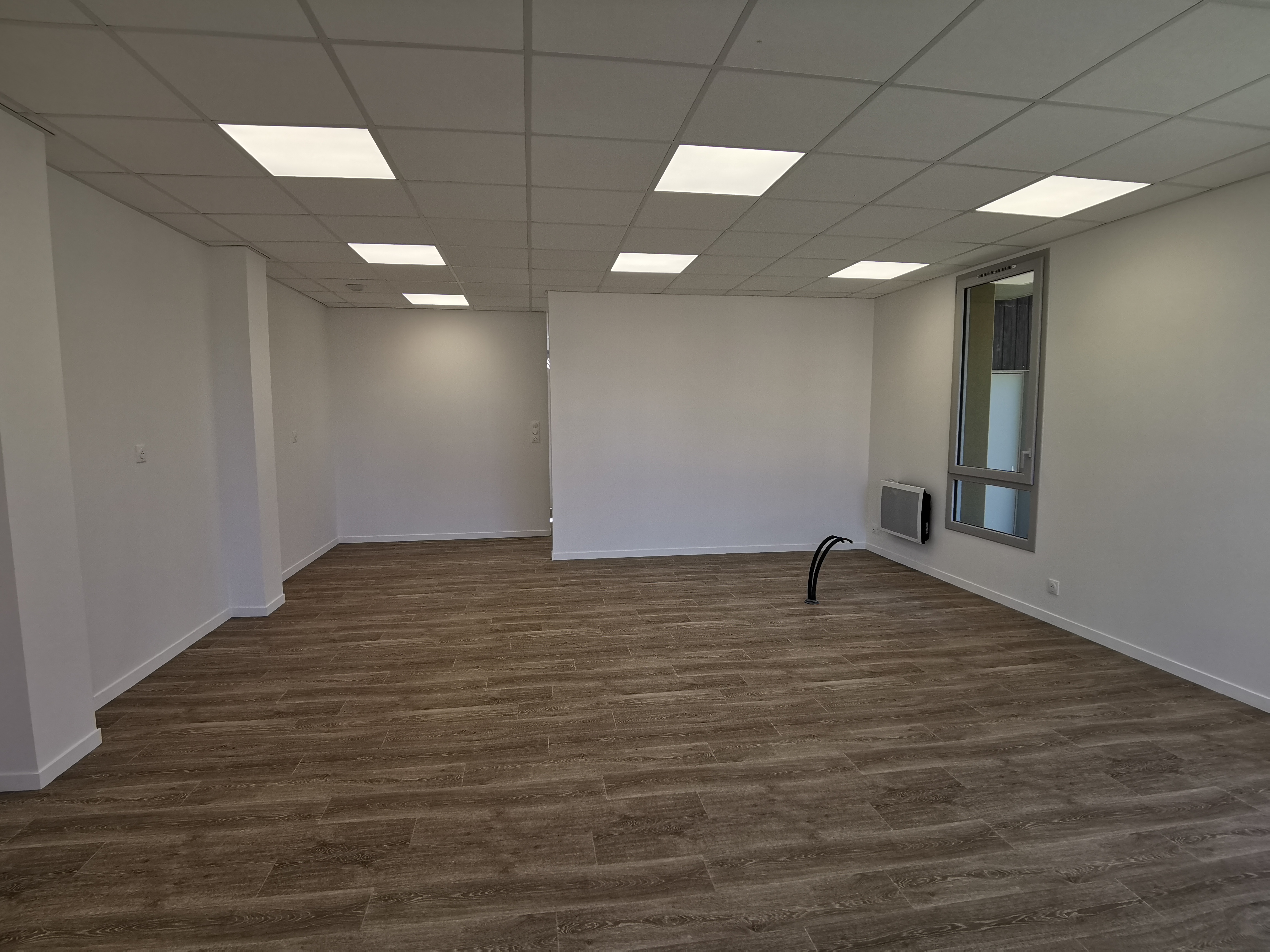 A louer, local commercial de 50 m² en centre bourg, première utilisation, idéal pour activité de salon de coiffure, comprenant : salon (33,3 m²), réserve (4,50 m²), espace détente (7,4 m²), sanitaire - douche (4,1 m²). Disponible de suite.
