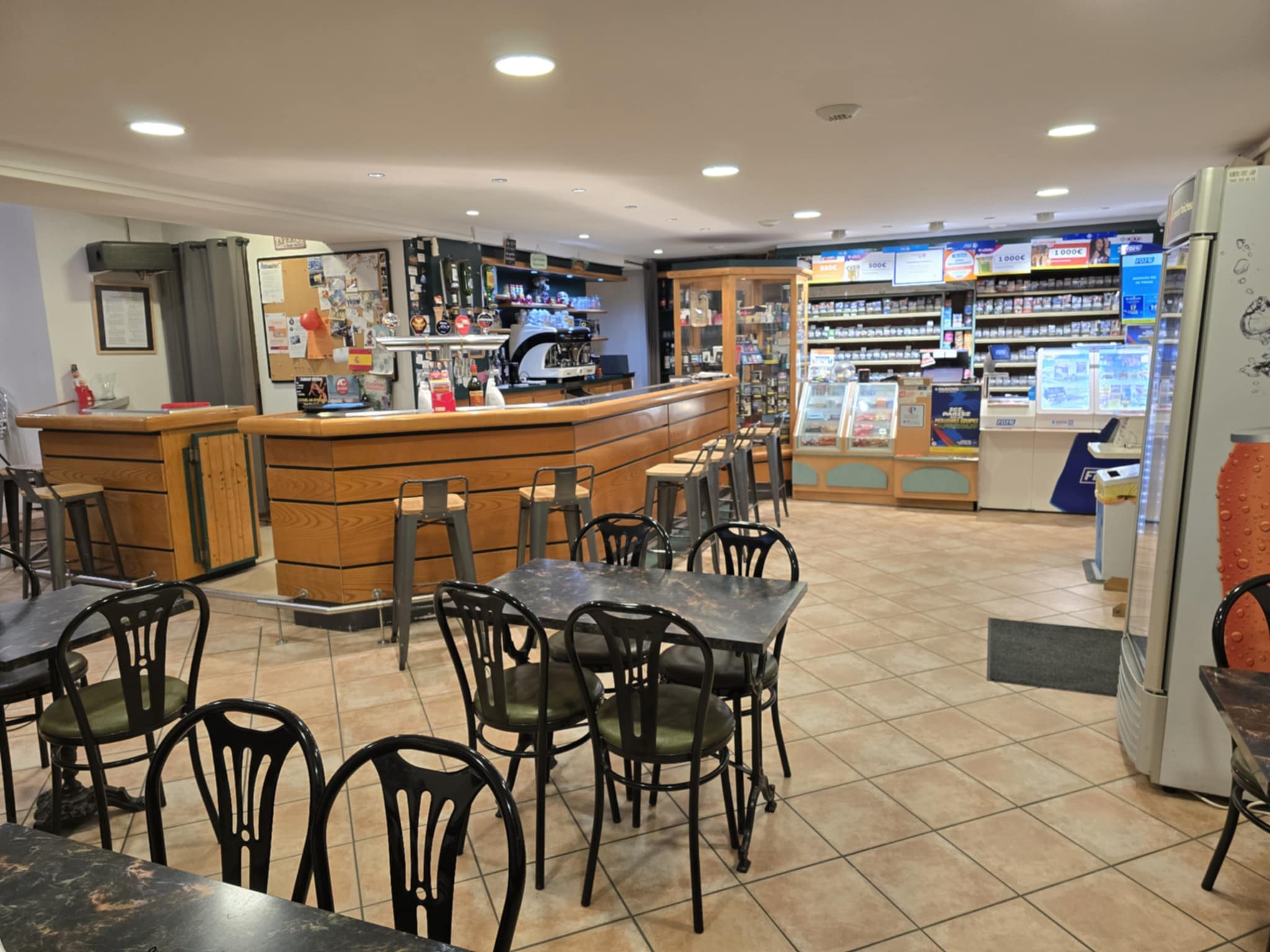 Belle affaire à acheter dans le Tregor, Plestin Les Grêves (3 600 habitants) est situé dans les Cotes d'Amor, limitrophe du Finistère, avec la mer à 2 pas.
Ce commerce propose le bar, tabac et fdj principalement, est placé en plein centre ville. Il bénéficie d un très beau marché toute l année le dimanche et de nombreuses animations estivales avec l afflux de touristes.
Le commerce est ouvert de 7h30 à 20h du mardi au samedi et le dimanche de 7h30 à 14h. Fermé le lundi et 5 semaines de congés pendant l'année.
De plus d être une affaire facile à faire tourner, idéalement en couple, c'est également un cadre de vie paisible que vous achetez en Bretagne. Possibilité de logement
Contact par mail uniquement pour personnes serieuses et infos compléméntaires.