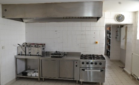 Descriptif de la commune de PALIS (Aube)
Pâlis est un village au cœur de l’Aube, intégré à la commune nouvelle d’Aix-Villemaur-Pâlis. Situé à 30 minutes de Troyes, il bénéficie d’un environnement rural recherché, d’un cadre de vie calme et d’un tissu local en développement. Le centre-bourg accueille régulièrement des animations et événements. La commune offre un potentiel intéressant pour l’implantation ou la reprise d’un commerce de proximité, grâce à une population locale fidèle et à une clientèle de passage issue des communes voisines.
Petite commune rurale d’environ 620 habitants.
Économie à dominante rurale (agriculture, élevage), avec quelques commerces et services.

Activités proposées : bar, restauration, animations, multiservices.​

Local : ​
-Entièrement aménagé et équipé​
-Cuisine équipée (équipement, matériel, ustensiles…) ​
-Bar, salle , terrasse , et stationnement à proximité​
-Superficies du local commercial: 83 m² (salle de brasserie, salle de bar, cuisine, réserve)​
-Logement possible: 58m² (un salon, 3 chambres, une sdb) ​

Contrat proposé : loyer bail commercial + mise à disposition de la licence IV: 400€.​

Aspects financiers : ​apport financier pour l’achat du matériel et petits équipements + bail commercial: 15.000€.

Profil de gérant.e recherché.e : ​
-Vous possédez des vraies qualités de commerçant et une vive volonté d’entreprendre. ​
-Vous souhaitez vous engager en faveur de la ruralité et en comprenez les enjeux. ​
-Vous justifiez d’une expérience significative dans le secteur de la restauration et maitrisez les techniques culinaires essentielles, ainsi que les normes d’hygiène et de sécurité​
-Vous avez des bases solides en gestion et faites preuve de rigueur et d’organisation​
-Vous avez des fonds propres et/ou envisagez un prêt pour le lancement de votre entreprise et l’achat du matériel sur place.