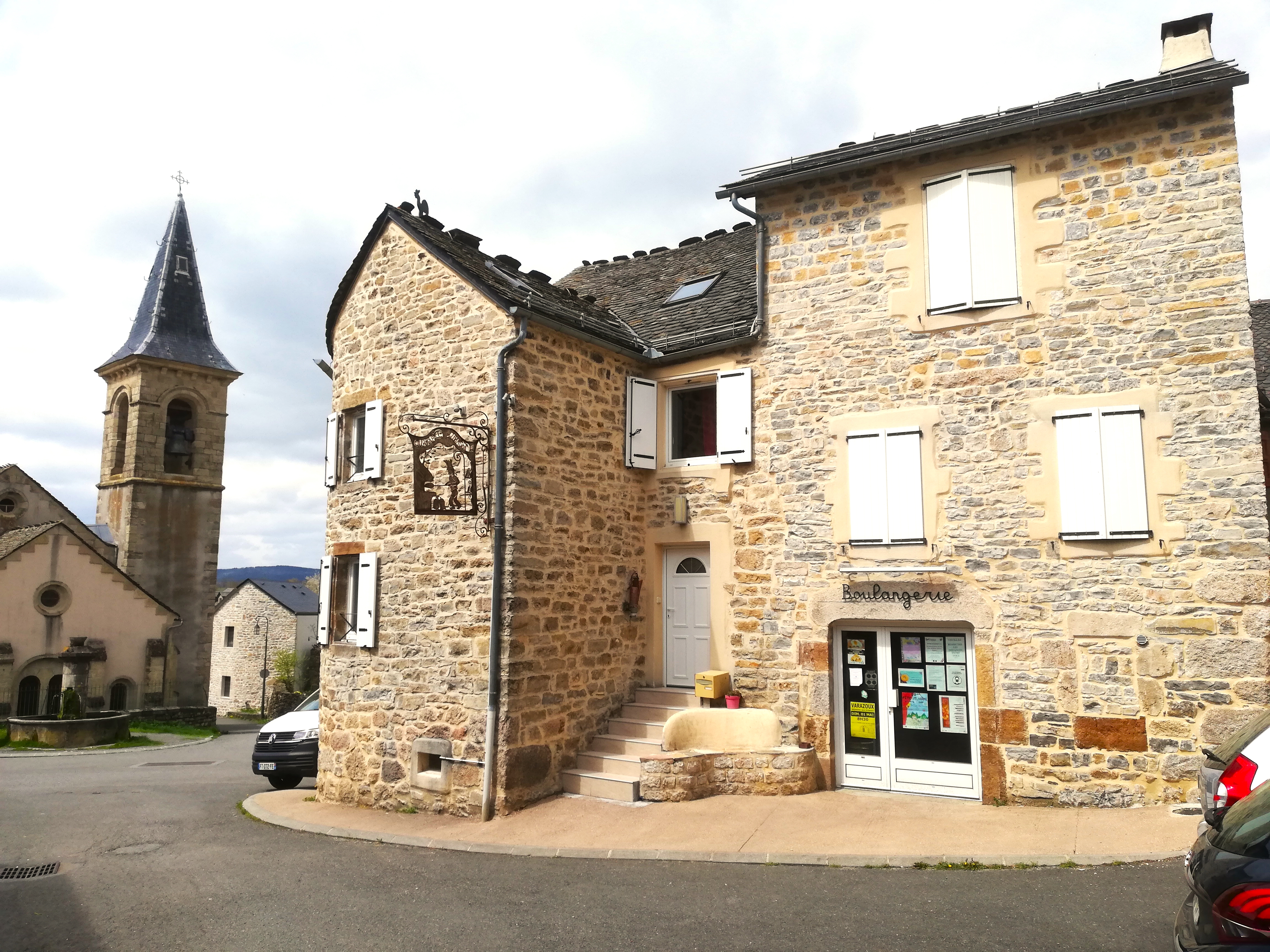 A céder pour des raisons de santé, dans un village de 650 habitants une boulangerie.
La clientèle est locale, elle est composée de particuliers et quelques professionnels. La vente se fait dans le magasin (attenant au fournil) et lors de livraisons quotidiennes.
Les locaux comprennent un magasin de 16,5 m², un fournil de 45 m² tout équipé et au-dessus, un logement de 90 m², il n’y a pas de travaux à prévoir.
Une salariée à mi-temps est en poste (CDI).
Le repreneur peut être accompagné lors du démarrage de l’activité.
Vente du fonds de commerce : 70 000€. Vente des murs : 220 000€