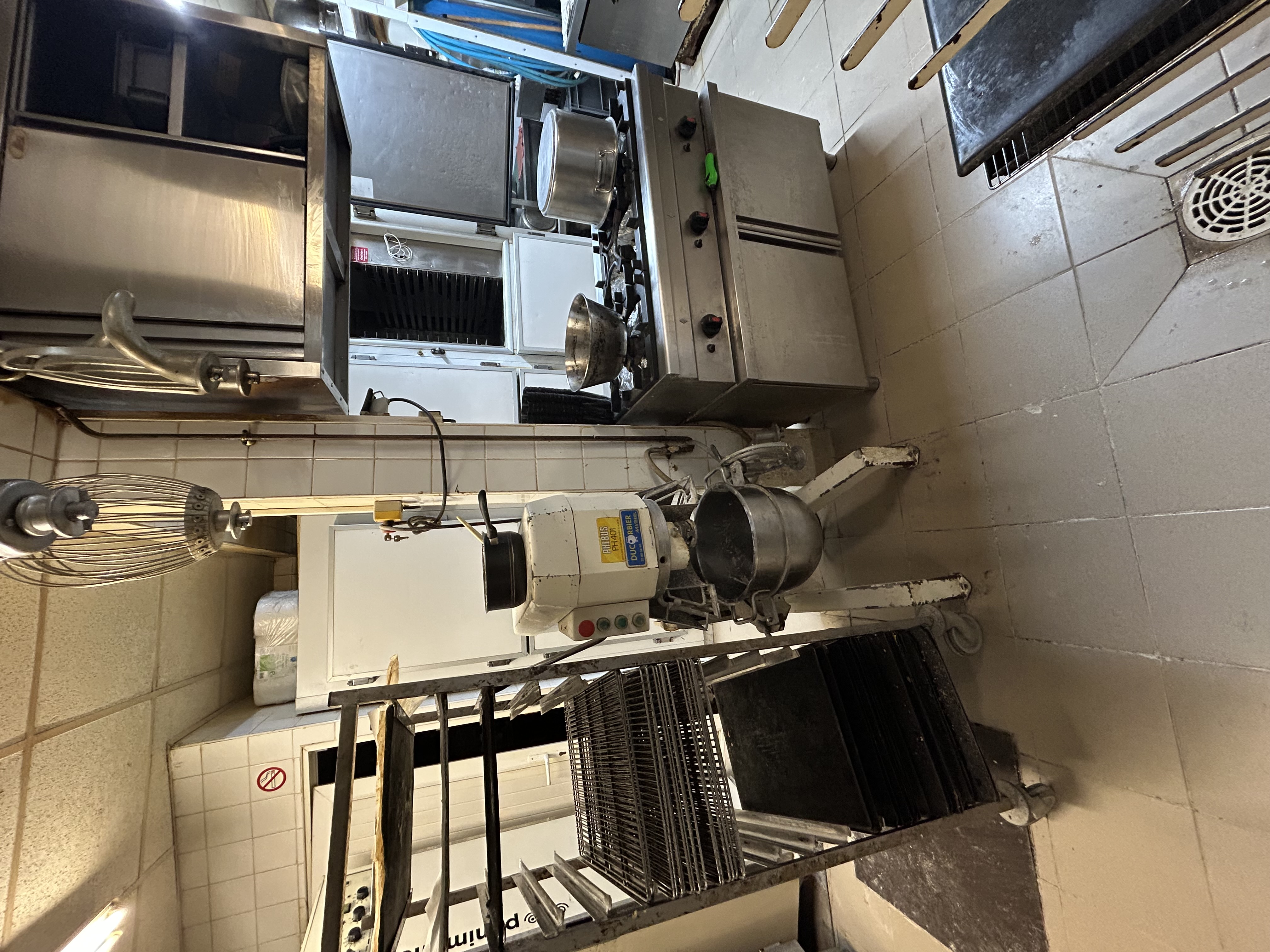 A vendre Opportunité exceptionnelle !
Cette Boulangerie-pâtisserie idéalement située sur le port d’une ville très touristique, à proximité d’Eu.
L'Emplacement stratégique offrant une forte visibilité et un flux constant de clientèle toute l’année, avec une activité particulièrement soutenue en saison estivale.
Le magasin est fonctionnel et immédiatement exploitable, sans travaux intérieurs à prévoir. L’espace de vente, situé au rez-de-chaussée, est bien agencé et permet une présentation attractive des produits.
Le fournil est opérationnel et adapté à une production régulière et optimisée.
Au sous-sol, le laboratoire de pâtisserie est entièrement équipé et fonctionnel. Les deux niveaux sont reliés par un monte-charge facilitant l’organisation du travail et la circulation des marchandises.
La façade est à refaire, offrant l’opportunité de moderniser l’image du commerce et d’optimiser encore davantage son attractivité sur le port.
L’établissement dispose également d’un appartement fonctionnel, un véritable atout pour un exploitant ou un couple souhaitant vivre sur place. À noter : pas de cour.
L’activité actuelle comprend pains traditionnels et spéciaux, viennoiseries, pâtisseries et snacking. Très fort potentiel de développement sur la partie snacking, glaces, boissons fraîches et vente à emporter durant la saison estivale, particulièrement adaptée à la clientèle touristique du port.
Affaire saine, outil de travail performant, idéale pour un professionnel souhaitant s’installer dans un secteur dynamique à fort potentiel.