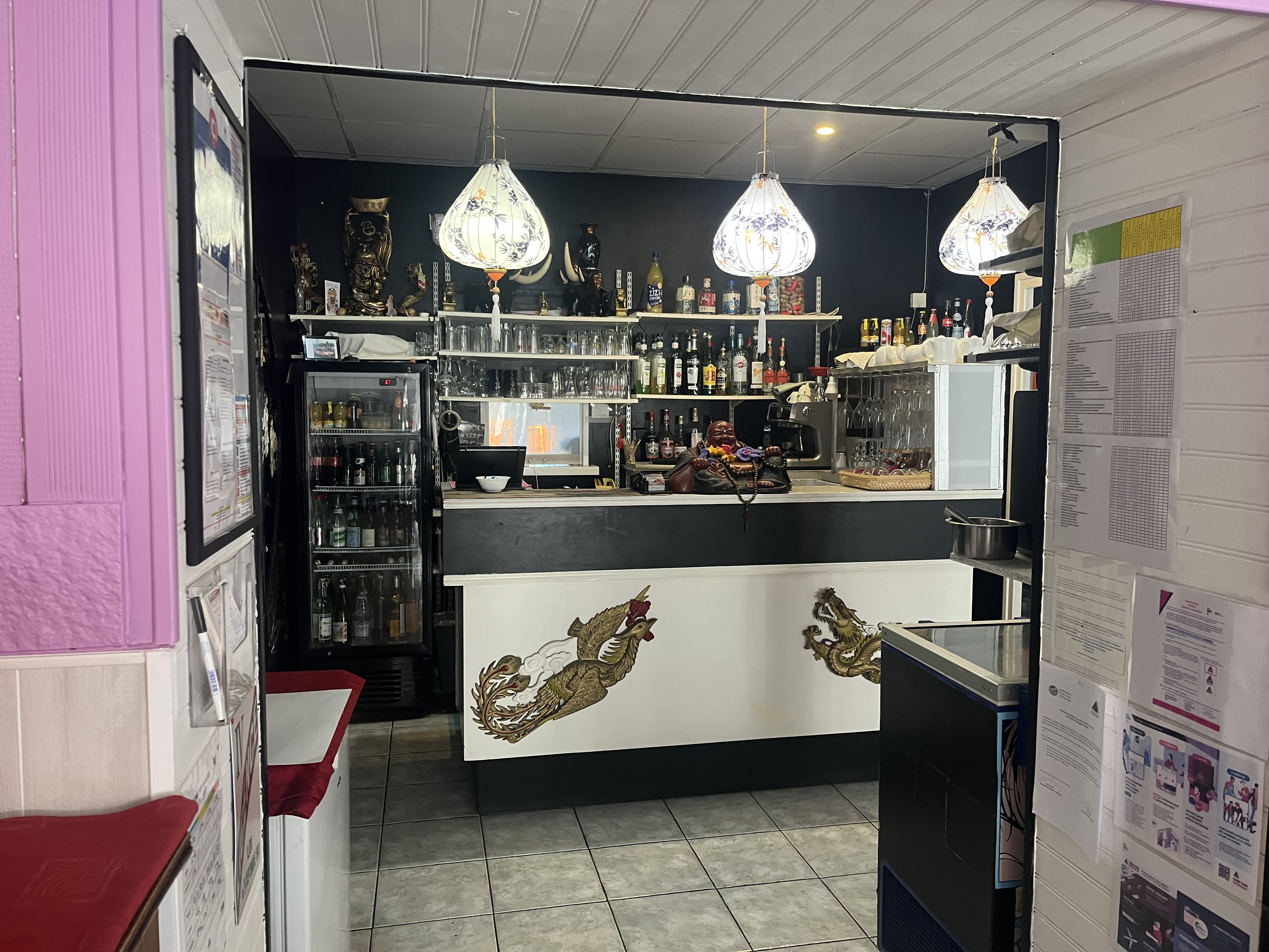 Vente fond de commerce 
restaurant traditionnel asiatique avec une façade de 6 mètres linéaires,   bénéficie d'une bonne visibilité.la salle climatisée de 44 m² permet d'accueillir 35 couverts,
laboratoire cuisine de 15m² un établissement prêt a l'exploitation.
Paray le monial, située en Saône-et-Loire, elle doit sa renommée a sa basilique su 
sacré-cœur, joyau de l'art roman clunisien, qui attire chaque année des milliers de pèlerins et des visiteur  du monde entier.
située à proximité de villes comme Macon , Chalon-sur-Saône et Roanne.
Paray le monial est bien desservie par des axes routiers et ferroviaire.