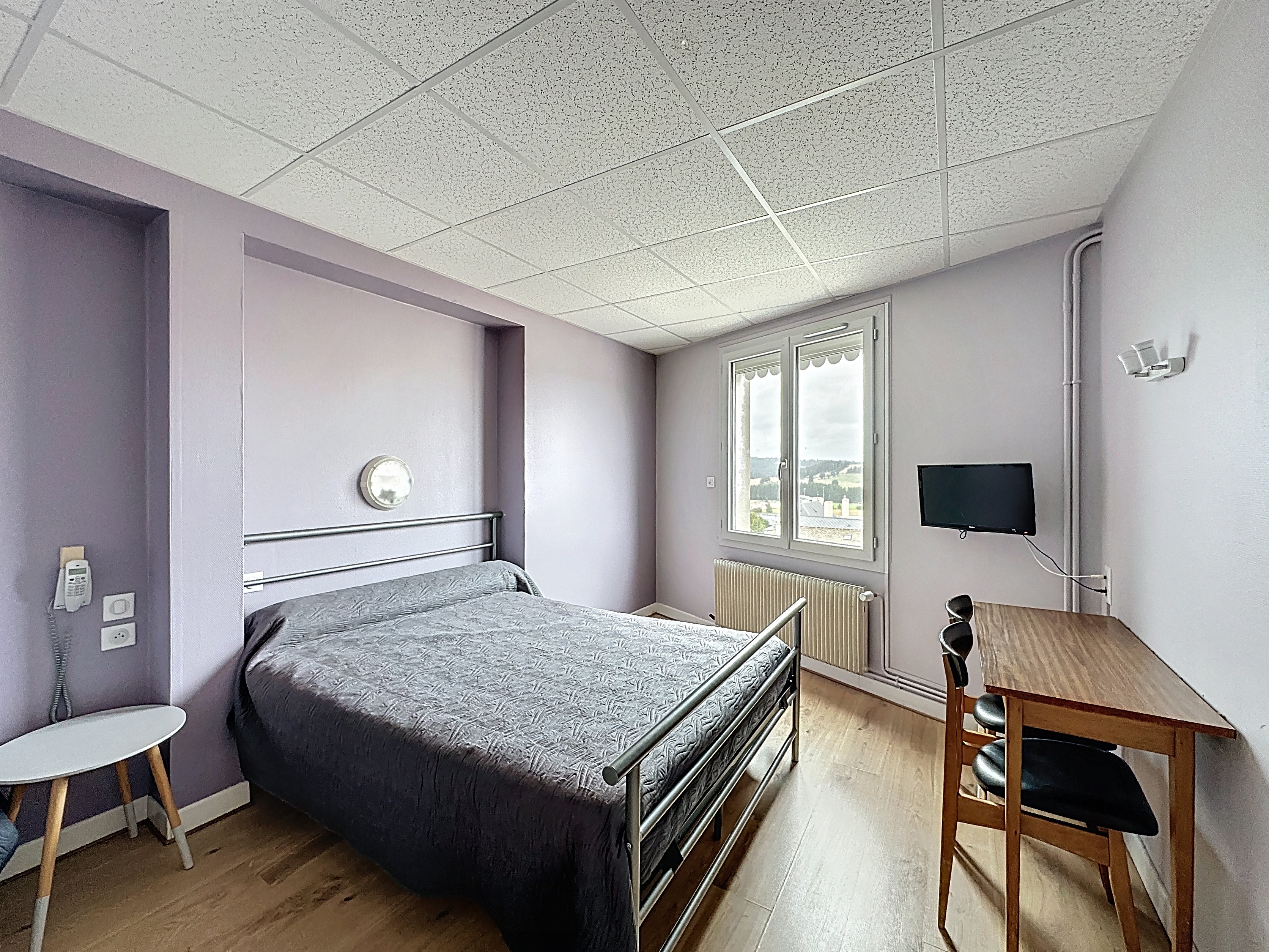 À Saint Alban sur Limagnole, village étape du chemin de Saint-Jacques-de-Compostelle, cet établissement sur quatre niveaux avec ascenseur représente une belle opportunité pour un repreneur. La vente de ce Fonds de commerce regroupe bar, tabac, FDJ, PMU, restaurant et gîte. La partie restauration, entièrement rénovée, propose une salle pouvant accueillir une cinquantaine de couverts, une cuisine professionnelle équipée, une chambre froide et des espaces de stockage.

Côté hébergement, l’immeuble dispose de 21 chambres dont 8 rénovées, ainsi qu’un dortoir. Des espaces complémentaires comme une salle de réunion, un bureau et une salle de télévision modernisée complètent l’offre. Les deux premiers étages, aujourd’hui inoccupés, laissent entrevoir un fort potentiel de développement après travaux. Un studio et un T2 indépendants sont également intégrés à l’ensemble.

À l’extérieur, la clientèle profite d’une terrasse, et le dernier étage offre une terrasse panoramique avec une vue dégagée. Le tout bénéficie d’un chiffre d’affaires régulier et d’un loyer attractif de 1 900 € par mois, avec possibilité d’acquérir les murs commerciaux.

Une affaire complète et polyvalente, idéale pour un professionnel souhaitant s’implanter dans un secteur dynamique et touristique.