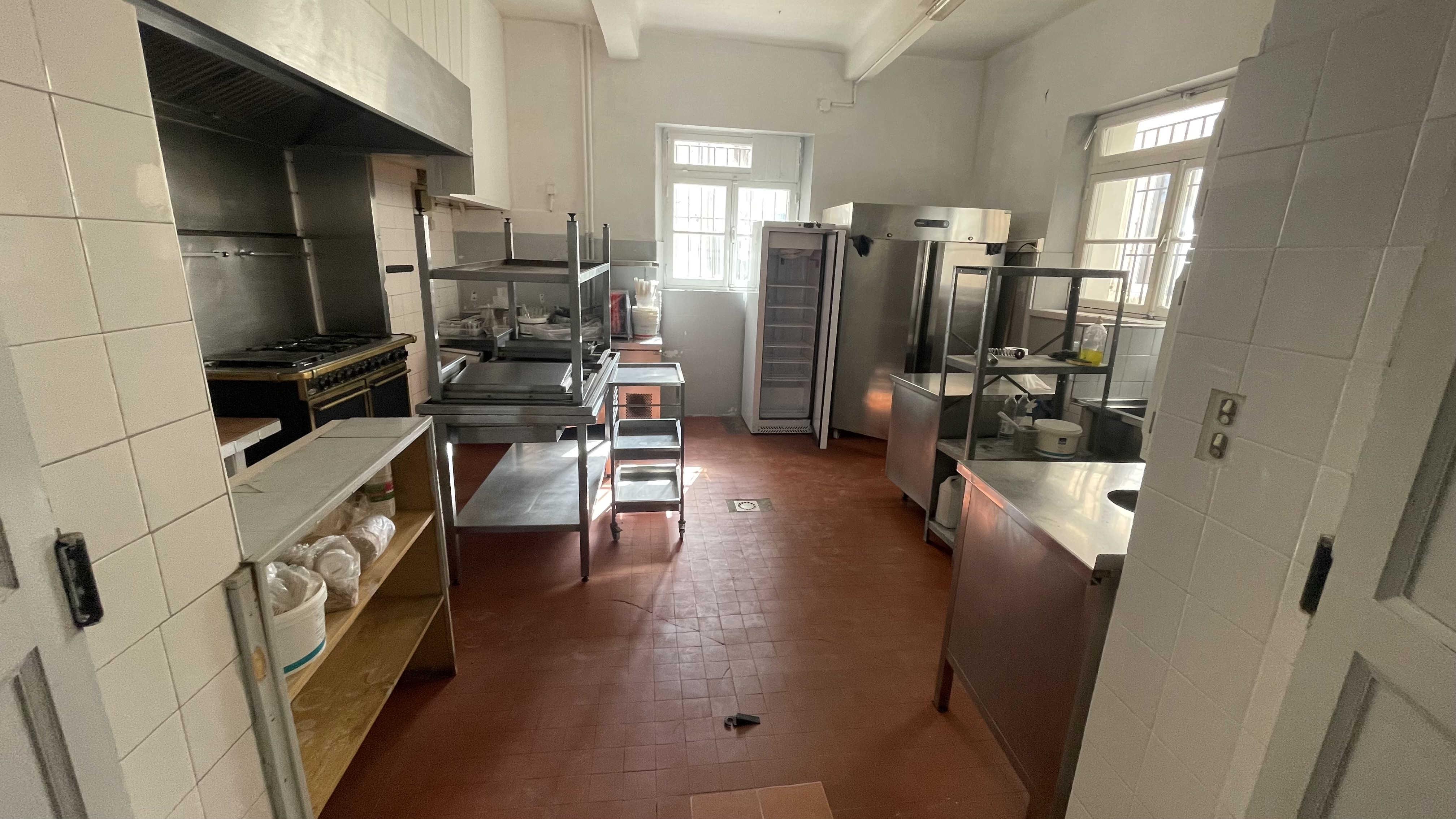 RESTAURANT en excellent état, situé sur la place centrale et à proximité d'un parking. Ce restaurant dispose d'une salle de 30 couverts, d'une terrasse de 50m2 de 24 places, d'une grande cuisine ,le tout vide
De nombreuses animations sont proposées tout au long de l'année et ce restaurant bénéficie d'un emplacement de premier ordre.
"EXCLUSIVEMENT RESTAURANT TRADITIONNEL "
PAS DE RESTAURATION RAPIDE, BOULANGERIE OU AUTRE
Bail chez notaire , pas-de-porte