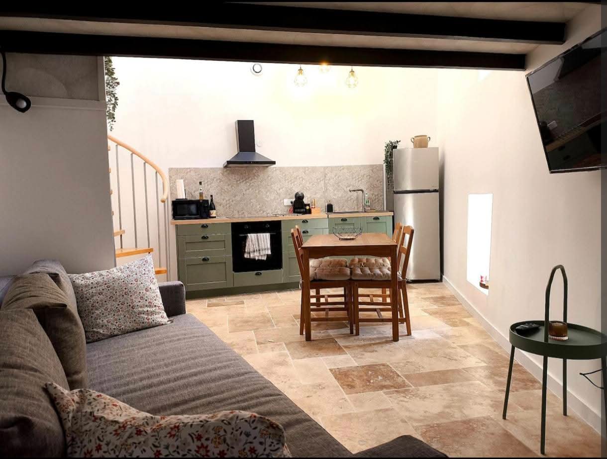 ☀️ 2 Gîtes indépendants en activité + Maison d'habitation ☀️

Située au cœur d’un charmant village de l’arrière-pays héraultais, à proximité de Saint-Guilhem-le-Désert, du Lac du Salagou et du Cirque de Navacelles, cette propriété rare combine un lieu de vie de qualité et une activité de gîtes déjà opérationnelle.

🏠 LES GÎTES 

La propriété comprend 2 gîtes indépendants en exploitation :

Gîte de l'Atelier – 4 personnes
48 m², entièrement neuf (2023), situé sous l’habitation principale

Gîte de la Cheminée – 4 personnes
42 m², entièrement neuf (2025)

👉 Activité déjà en place, avec :

Clientèle existante

Annonces actives

Calendrier 2026 déjà ouvert et partiellement réservé

Les gîtes bénéficient d’une forte attractivité touristique, liée à l’emplacement et aux nombreux sites majeurs aux alentours.

🏡 LA MAISON PRINCIPALE

Grande maison en pierre rénovée d’environ 120 m², offrant :

3 chambres, dont une de plus de 40 m²

Salon / cuisine de 40 m²

Grande terrasse plein sud de 25 m²

Climatisation réversible (moins de 5 ans)
Poêle à granulés 

👉 La maison est totalement indépendante des gîtes, garantissant calme et intimité au quotidien.

🌳 DÉPENDANCES & EXTÉRIEURS

Jardin de 260 m² avec arrivée d’eau

Garage de 25 m²

Terrasse de 25 m²

Cabanon de 5 m²

⭐ POURQUOI CE BIEN EST DIFFÉRENT

✔ Maison rénovée, prête à vivre
✔ Gîtes récents / neufs, exploitables immédiatement
✔ Revenus existants, sans phase de lancement
✔ Secteur touristique très recherché
✔ Idéal projet de changement de vie
✔ Gîtes vendus entièrement meublés 
✔ Possibilité de vendre la maison meublée également
 ✔ Maison et gîtes reliés à la fibre

➕ Possibilité d’acquérir en supplément une 3ᵉ maison mitoyenne du deuxième gîte (à rénover), offrant un potentiel de développement supplémentaire de l’activité.
➕ Ecole et commerces dans le village

📞 Informations complémentaires, chiffres et visites sur demande sérieuse

www.gite-saint-privat.fr