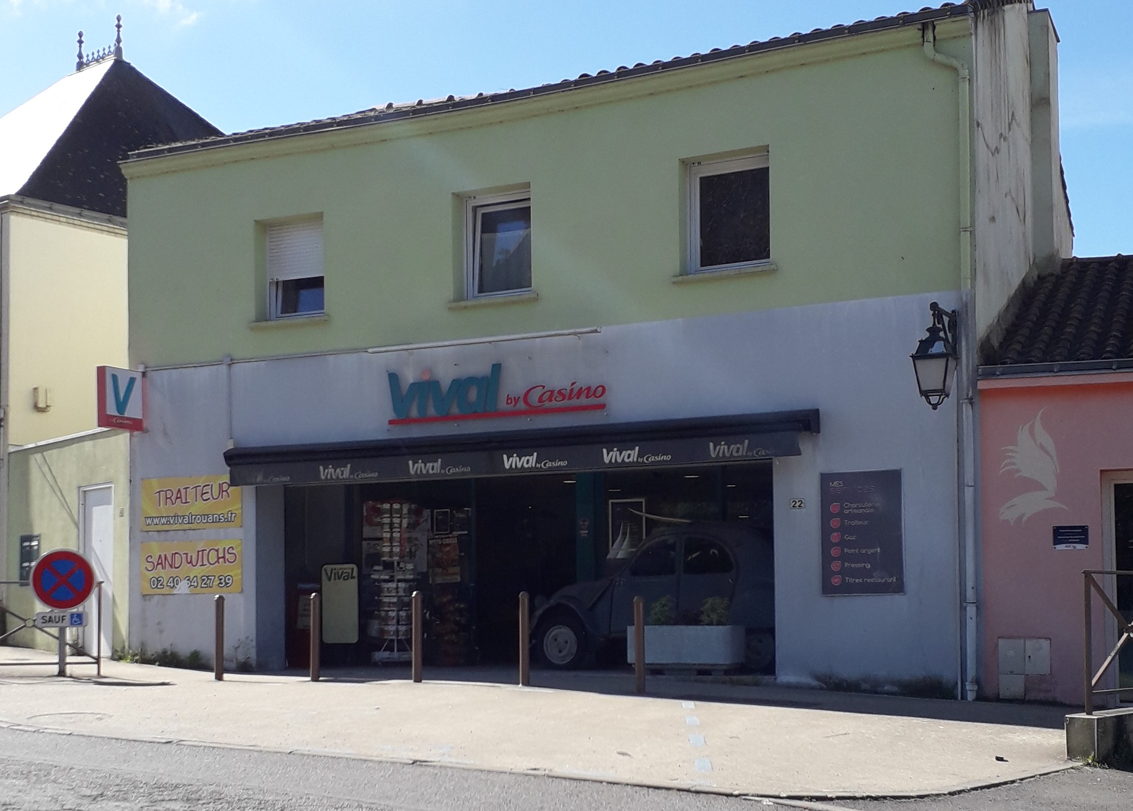 Vous souhaitez investir dans un commerce alimentaire en franchise clé en main sous enseigne ? Cette offre peut répondre à votre projet ! Réf : 211033

Description du projet :

Magasin historique avec tous les commerces complémentaires sur la place centrale de la commune. Commune en plein expansion avec construction de nouveaux lotissements.

Rouans est un territoire rural proche de Nantes compris entre Loire et océan.

Rouans est un territoire rural situé à mi-chemin entre Nantes et le Littoral caractérisé par la grande richesse de ses paysages sous le signe de l’eau. Marais, Canal de Buzay, cours d’eau de l’Acheneau et de la Blanche font partie du patrimoine de la commune. Rouans est aussi connu pour avoir été le lieu de tournage du film « Le Grand Chemin » de Jean-Loup Hubert, pour sa programmation culturelle à la salle Cœur en Scène et pour sa célèbre Foire à la Pie qui se déroule le 23 novembre de chaque année, le jour de la Saint Clément, depuis le Moyen-Age.
Idéalement situé, la commune est un point de convergence pour tous types d’activités. En effet, dans un rayon de 30 minutes vous aurez de quoi occuper toute votre petite famille. Pourquoi ne pas faire le Parcours Estuaire, une exposition d’œuvres d’art contemporain à ciel ouvert et prolonger votre visite par le Voyage à Nantes.

Vous pourrez arpenter les rues de Nantes, appelée la Cité des Ducs, et vous arrêter voir les Machines de l’ile ou bien vous transporter dans le temps en visitant le château Duchesse Anne. Pour plus de dépaysement vous pouvez aller vous perdre dans la savane de Planète Sauvage ou bien parcourir les chemins de Legendia Parc. Pour les plus intrépides, Défi Nature vous attend avec ses Tyroliennes et pour les amoureux de la baignade les plages de sable fin de la côte sauvage ainsi que son sentier des Douaniers. Et pour finir sur une note sucrée pourquoi pas une bonne glace le long du port de Pornic