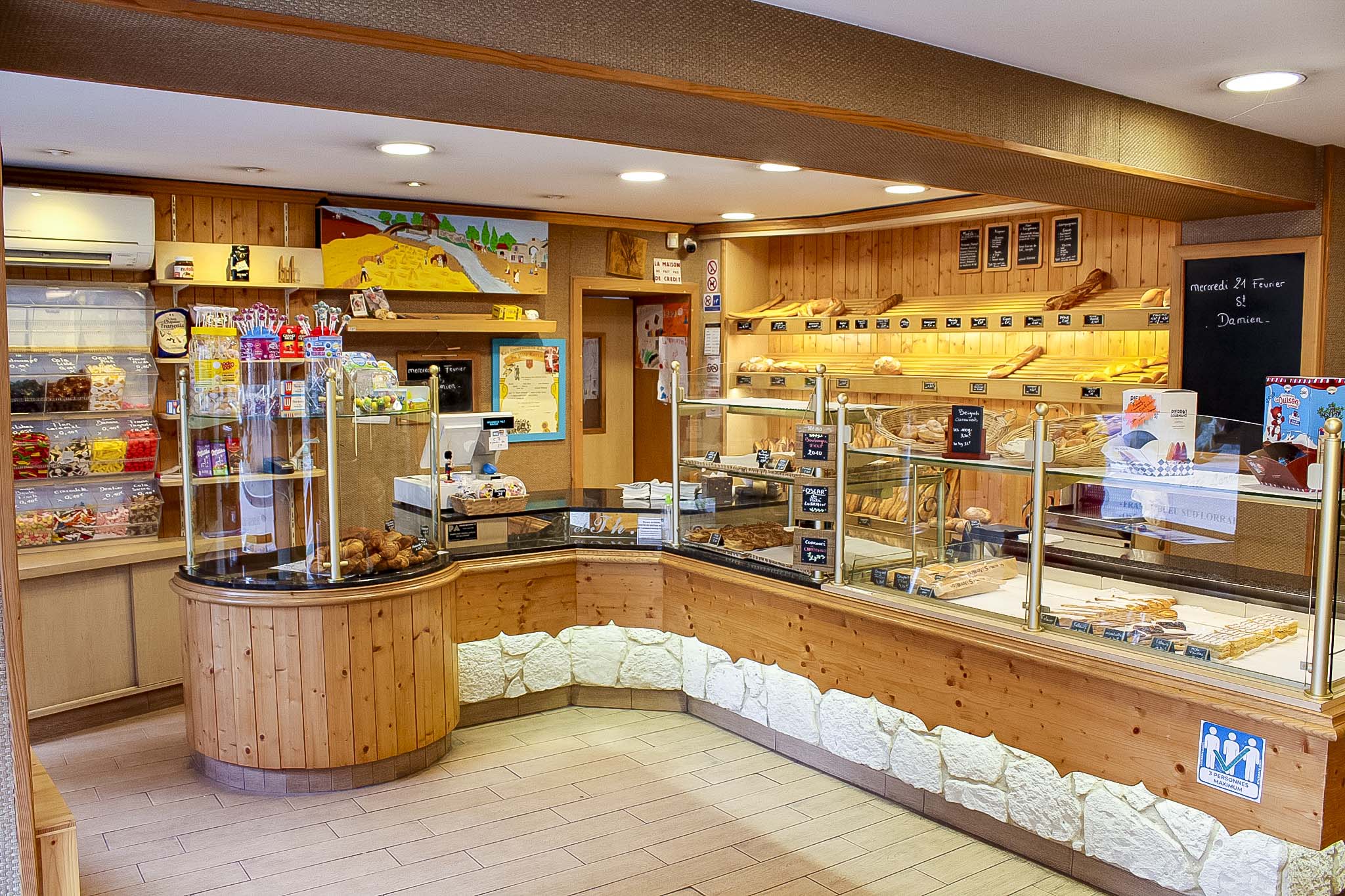 🥖À VENDRE BOULANGERIE-PÂTISSERIE.

📍 Localisation : RAMBERVILLERS - Zone de passage - Proche centre-ville

💶 Prix de vente : 150 000€ Fond de commerce / 220 000€ Fond de commerce plus murs à négocier. 

📐 Surface : 510m²

Boulangerie-pâtisserie artisanale Thierry et Marie-Laure FELT tenue depuis Juillet 2000, située dans un secteur fréquenté avec une excellente visibilité. 

À proximité du centre ville ainsi que d'un collège et d'autres commerces, elle bénéficie d’une clientèle fidèle et d’un fort passage quotidien. Située sur un axe majeur pour entrer dans RAMBERVILLERS.

Le local comprend un magasin de vente, un laboratoire entièrement équipé, un fournil fonctionnel, ainsi que des espaces de stockage. Le matériel est en bon état, régulièrement entretenu, conforme aux normes en vigueur.

Présence d'un logement habitable à l'étage ( Environs 150m²) moyennant quelques travaux et d'un troisième étage. 

🔹 Points forts :

Emplacement stratégique avec flux constant de clientèle.

Chiffre d’affaires stable / en progression (détail sur demande).

Possibilité de développement : snacking, livraison, ouverture le dimanche, etc.

Aucun salariés à reprendre.  

📞 Contact :

Pour plus d’informations ou pour organiser une visite, merci de nous contacter :

Par téléphone : 0329650842
Mail : mathieu.felt@gmail.com