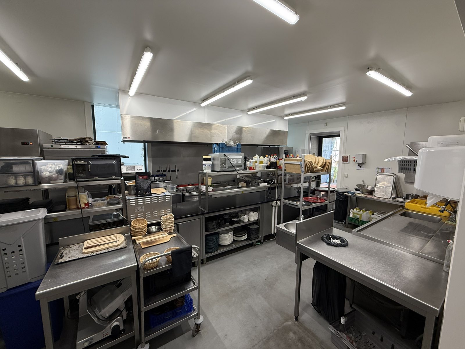 *À CÉDER pour projet perso - Restaurant Traditionnel PONT-ST-ESPRIT 30*

Emplacement premium : centre-ville, face au marché du samedi + parking gratuit.

*Situation actuelle* : Service midi uniquement 5j/7. CA 2025 : 165K€ sur 10 mois.
Aucun salarié à reprendre.

*FORT POTENTIEL À DÉVELOPPER :*
1.  Ouverture soir/week-end/évènementiel
2.  Bar + Cave à vins + Epicerie fine / produits locaux
Objectif atteignable : 250K€ à 300K€ de CA

*Le local* : 250m² + ∼100m² réserve. 60 int + 35 terrasse privée.
Bar, salon, cave à vins existante, cuisine pro équipée valeur 50K€.

*Points clés* : Licence IV incluse. Loyer 1500€HT/mois.
Prix : 120K€ à débattre
Visites sur RDV uniquement