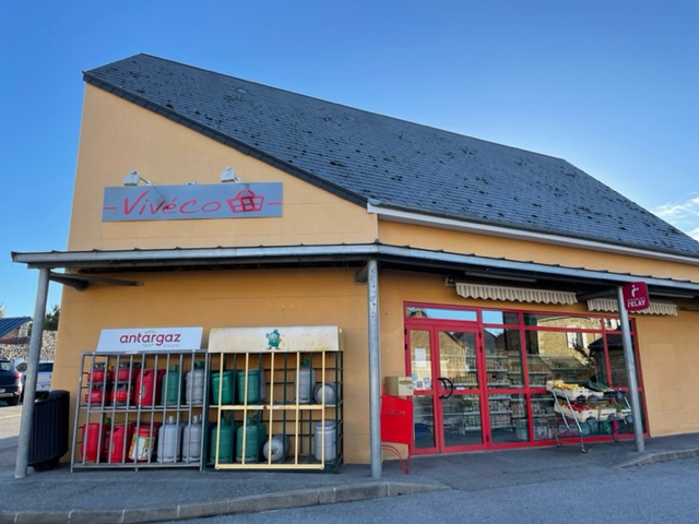 A vendre fond de commerce supérette alimentation générale située dans un bourg en périphérie immédiate d'Alençon 61. Commune de 2400 habitants dynamique avec toutes commodités desservie par les transports en commun et située sur une route passagère.
 Petit commerce de proximité local d'environ 120 mètres carrés.
 Equipements : vitrine réfrigérée fermée, rayon fruits et légumes , fromage à la coupe, produits locaux, dépôt de pain quotidien, gaz, relais Colis (Mondial Relay).
Salle privative (bureau) attenante avec des parties communes, réserve, Bâtiment sous la Mairie 
Petit parking devant le magasin. 
Loyer modéré, aucun investissement matériel à prévoir. Ouvert du lundi au samedi midi. Vacances annuelles. 
Possibilité en complément d'ouvrir le samedi après-midi et le dimanche matin. Bon bilan.