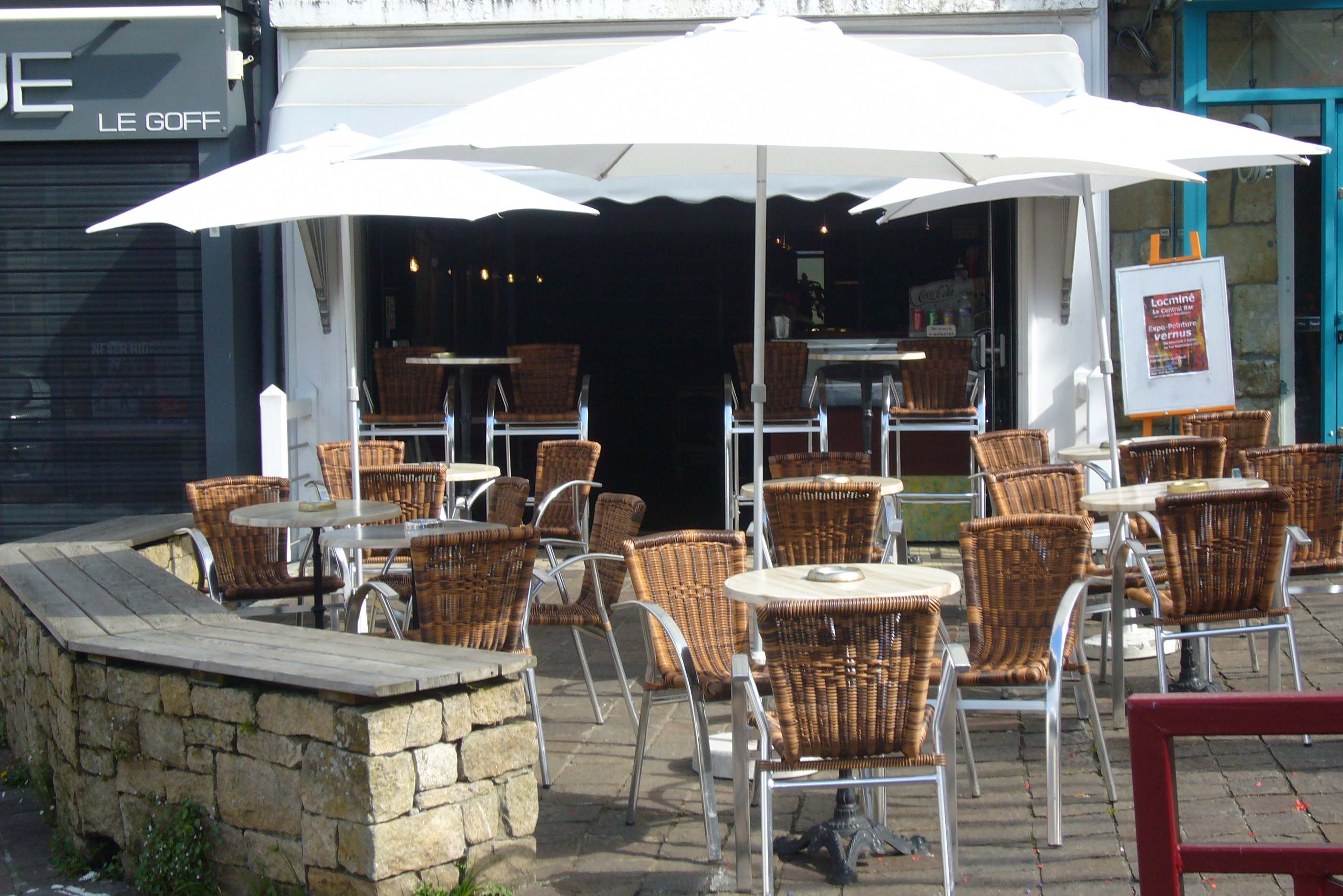 A vendre fond de commerce Bar-Brasserie situé en plein centre ville avec une  belle terrasse ensoleillée.  Grand logement de fonction (3 chambres) ainsi qu'un jardin clos.