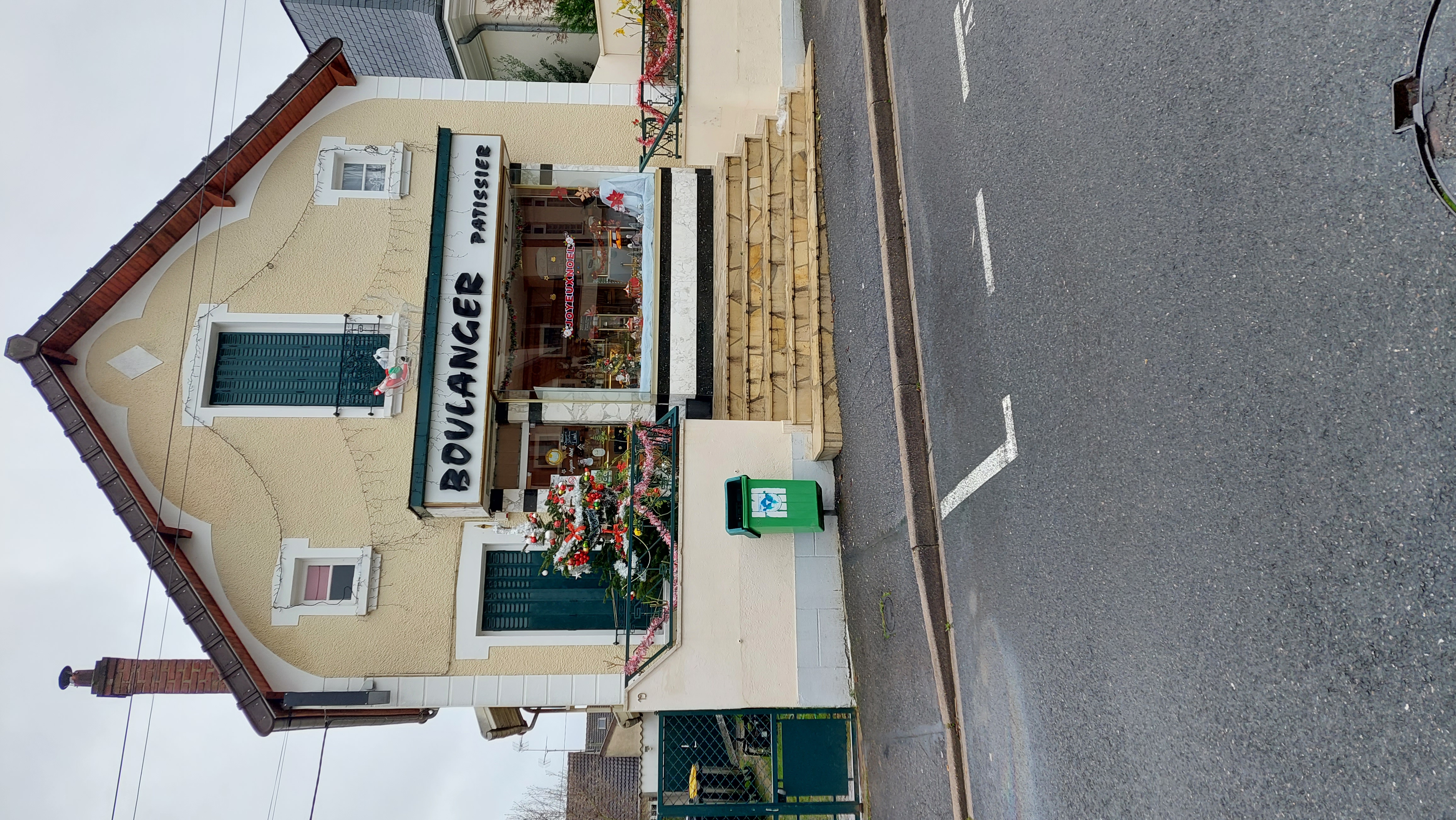 Fonds de commerce boulangerie pâtisserie de 171 m2. Il comprend au rez-de-chaussée une boutique de 42 m2, une cuisine et salle de séjour. Au premier étage,  2 chambres, une chambre mansardée et un entre sol avec salle de bain et ex chambre à farine.  Au sous sol, un fournil de 53 m2, un laboratoire de 14 m2 et une réserve de 12 m2. Loyer mensuel HT : 1.471,50€.