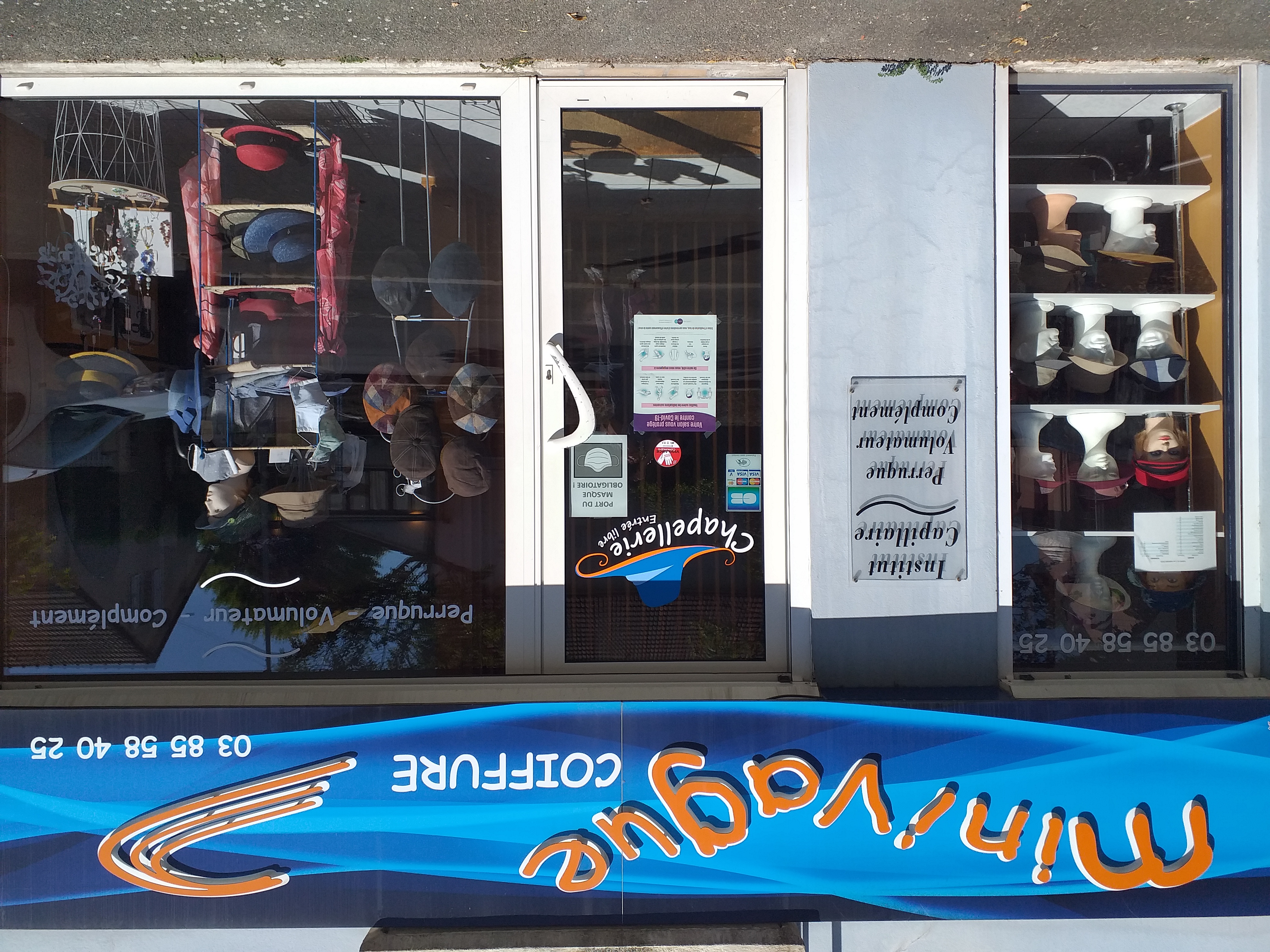 Vends salon de coiffure mixte créé  en 1997 pour cause retraite. 
Surface 80m2 répartie
40m2 salon avec 2 bacs ,2 coiffages et 3 places d'attente. 
20m2 salon pour prothèses  capillaires  avec 1 bacs et 2 coiffages.
20m2 cuisine et réserve avec un laboratoire.
Situe sur rue commerçante et passagère,  proche des écoles. 
Stationnement  et place handicapée  devant ce salon de plein pied.
Grandes vitrines  protégées  par  volets  roulants. 
Salon climatisé 
Sans salarié. 
Côté  prothèses  capillaires peut encore évoluer. Agrément  cpam, en lien avec les hôpitaux. 
CA ht 61000 € 
Prix de vente 35000 euros