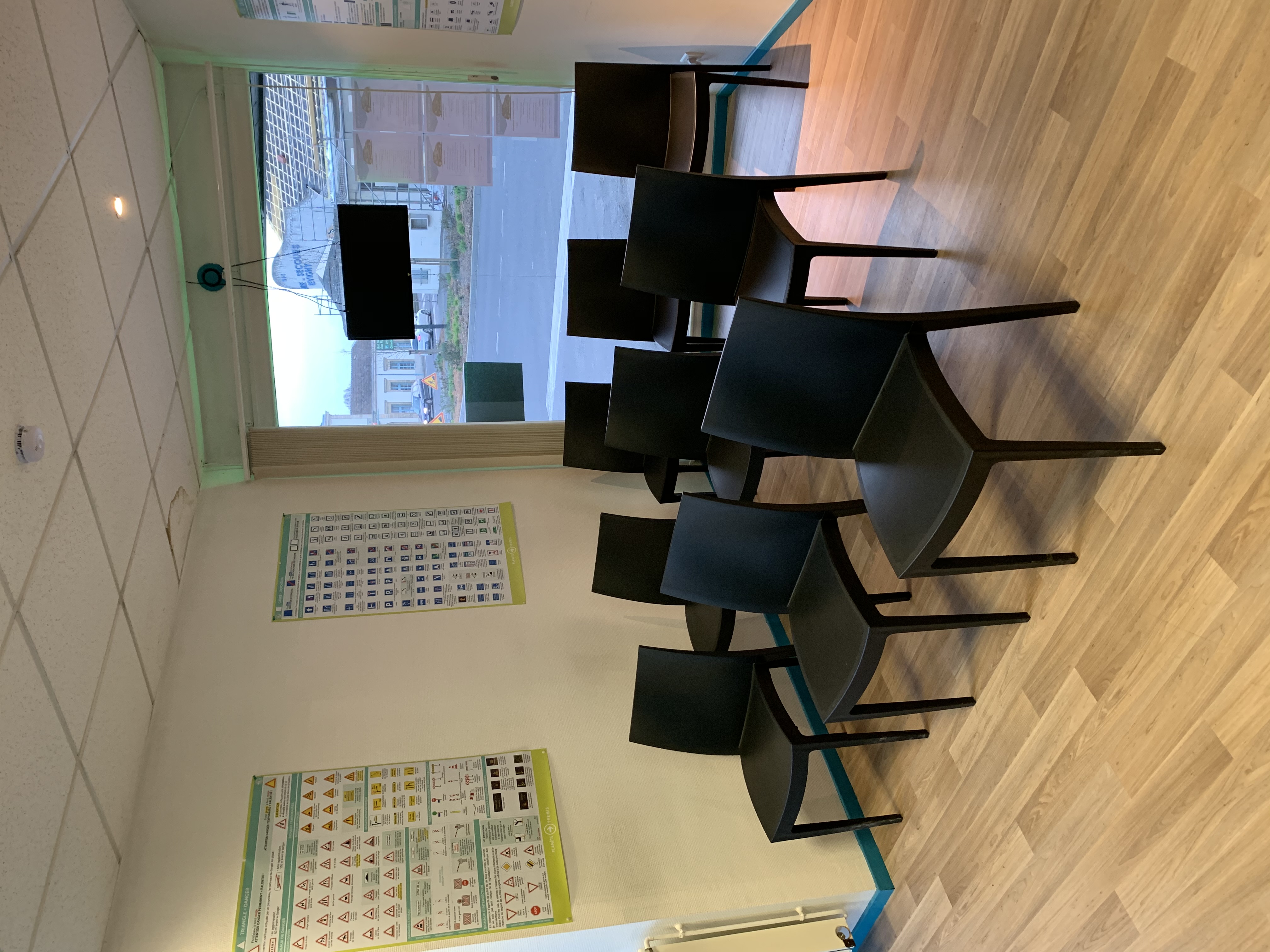 À VENDRE – Fonds de commerce Auto-École (Meuse – Région Grand Est)

Belle opportunité à saisir : auto-école bien implantée, composée de 2 bureaux distants de seulement 15 km, situés en zone rurale ouvrant droit à une exonération de CFE (Cotisation Foncière des Entreprises).

Activités : Permis B(manuelle et automatique)AAC, Conduite Supervisée, Permis A – forte demande en deux-roues
Atouts majeurs :
	•	Centre d’examen à proximité immédiate, disponibilité facilitée des places
	•	Petit loyer, locaux idéalement situés entre collèges, lycées et CFA
	•	Équipe en place : 3 moniteurs + 1 secrétaire
	•	1 simulateur de conduite inclus+ 3 véhicules manuels(en LOA)et 1 véhicule en boîte automatique.
	•	Clientèle fidèle, excellent potentiel de développement
	•	CA communiqué en privé – affaire saine et rentable
	•	Vente pour cause de rapprochement familial

Avantage fiscal en zone rurale :
L’établissement bénéficie d’une exonération totale de CFE pendant 5 ans, suivie d’un abattement progressif :
	•	6e année : 75 % d’abattement
	•	7e année : 50 %
	•	8e année : 25 %
Sous réserve du respect du plafond européen des aides de minimis (300 000 € sur 3 ans).