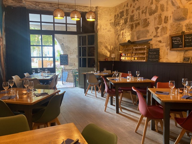 Vente du fond ou Murs et fond
appartement à l'étage  + maison indépendante

Situé au cœur du village historique de Sos, aux portes des Landes et du Gers,
cadre unique sous les arcades.
le restaurant offre une atmosphère conviviale et chaleureuse, avec un bar et une cheminée (pouvant être utilisée pour les grillades au feu de bois.)  À l’extérieur la terrasse sous les arcades et sur la place offre un lieu unique. Possibilité d'organiser des concerts et animation.

Les atouts :  Salle pleine de charme de 30 couverts avec cheminée, + terrasse sous les arcades + terrasse sur la place 
Bar extérieur l'été, et  les marchés des producteurs (apportent un complément d’activité en pleine saison estivale.) 
Cuisine professionnelle équipée
Clientèle internationale et locale

Fort potentiel 
possibilité de développement
Logement sur place

LES ALENTOURS
Les paysages mêlent vignobles d’Armagnac, champs de tournesols, forêts et bourgs historiques. La région se prête à la randonnée, au vélo et à l’équitation, tandis que les producteurs de vins et d’Armagnac contribuent à son attrait touristique.
Nérac et Eauze se trouvent à environ 25 km, Condom à 30 km et Agen à 50 km.