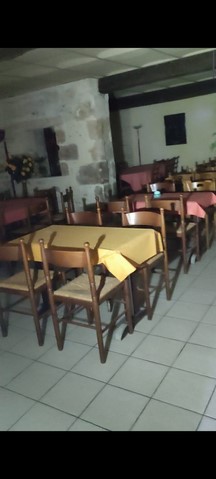 unité fonciere composée de deux commerces - vente des Murs -fonds à créer 
1) de restauration ( locataire en place - loyer de 1300€ mensuel- bail récent) salle de restaurant de 60 couverts plus terrasse intérieure et fermée de 30 couverts- cuisine 
2)ancien bar tabac presse - bar en place -cuisine - wc et douche pour le personnel- appartement sur deux étages au dessus à restaurer et remettre au goût du jour
placé sur route principale et très passante