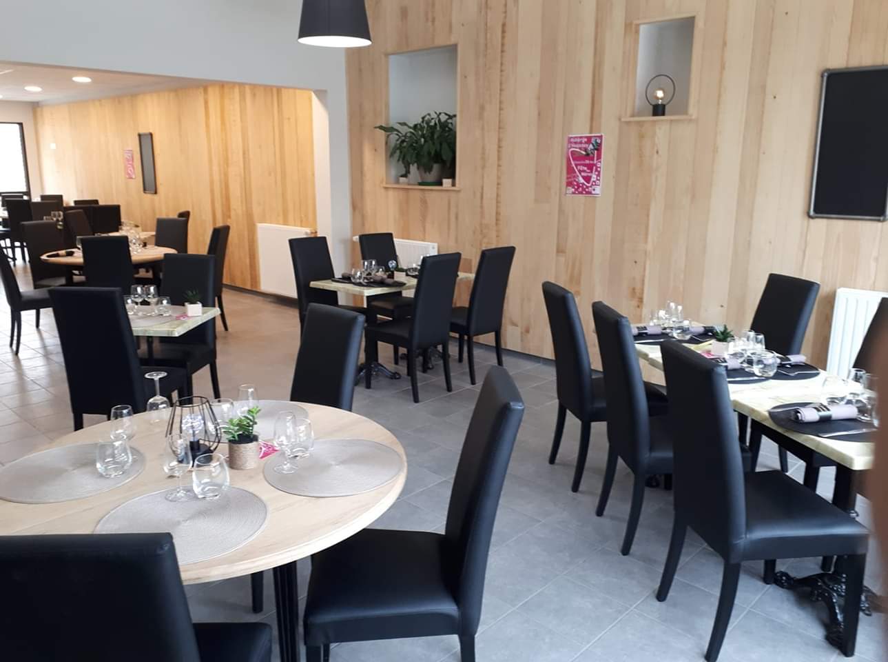 🍽️ À reprendre – Auberge-Restaurant au cœur d'un village dynamique
Vous rêvez de reprendre un établissement convivial à taille humaine ? Cette auberge-restaurant est une belle opportunité pour démarrer ou développer votre activité.
✅ Les atouts de l'établissement :
🍴 Salle de restaurant d'une capacité d'environ 60 couverts.
🌿 Deux terrasses extérieures, à l'avant et à l'arrière du restaurant.
🍕 Activité existante avec une ouverture du mercredi soir au dimanche midi.
🍔 Les vendredis et samedis soirs, une soirée pizzas et burgers (sur place ou à emporter) rencontrait un beau succès.
🔑 Cuisine et établissement immédiatement disponibles pour une reprise.
📍 Un emplacement au cœur de la vie du village :
🏡 Village d'environ 400 habitants.
🥖 Présence d'une boulangerie et d'une école primaire, générant une vie locale régulière.
🥩 Chaque jeudi soir, un camion de boucherie s'installe sur la place du village, juste en face de l'auberge, apportant un flux de visiteurs supplémentaire.
📈 Un fort potentiel de développement :
✨ Extension des jours d'ouverture.
🍽️ Restauration traditionnelle.
🎉 Événements et animations.
👷 Menus ouvriers.
🥡 Développement de l'activité à emporter.
📅 Disponible immédiatement.
Environ 15000€ pour le fonds de commerce, 1000€ licence IV et 15000€ de matériel
📞 Pour tout renseignement ou pour organiser une visite, n'hésitez pas à nous contacter