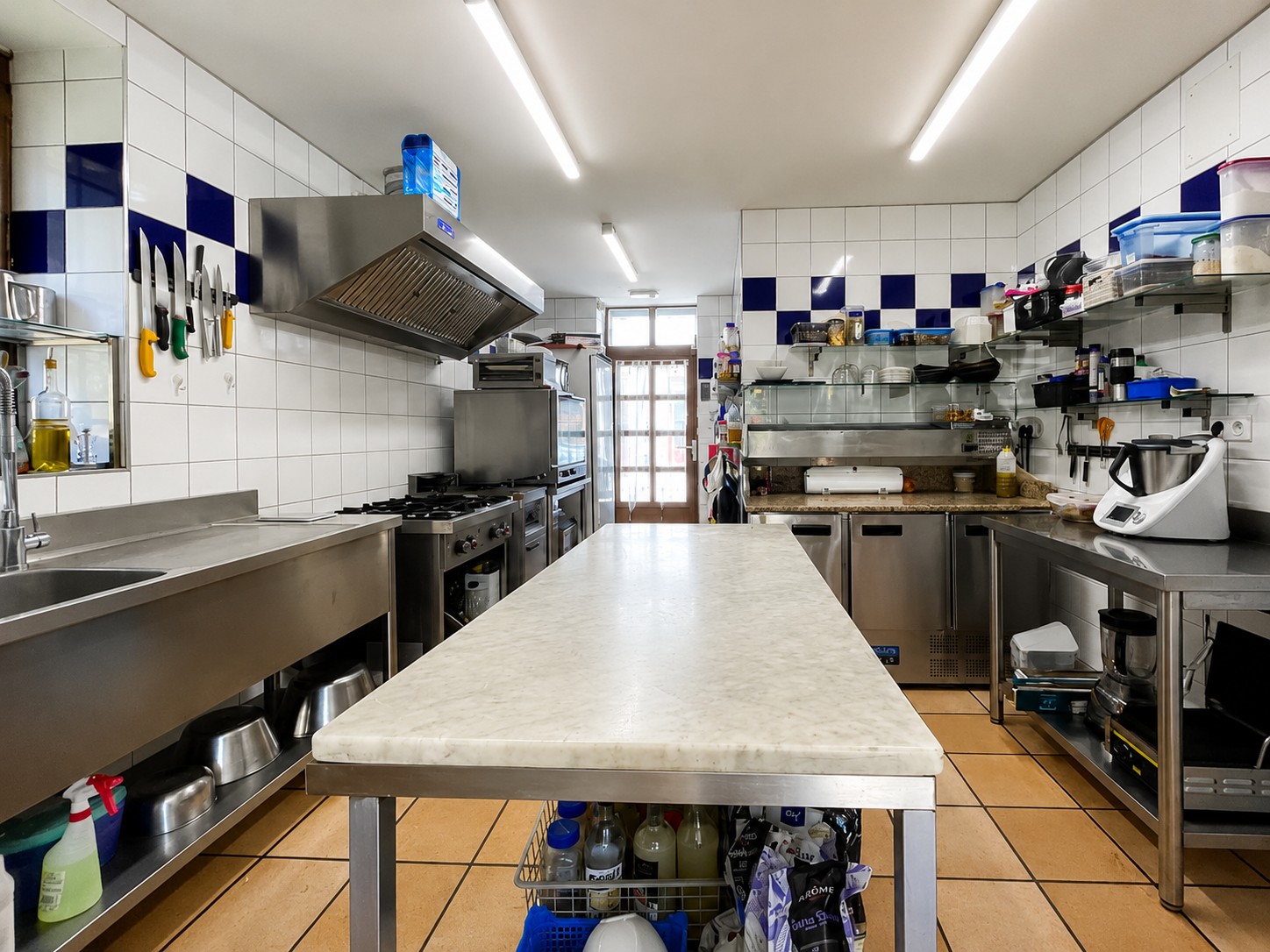 COMMERCE et/ou HABITATION A VENDRE

325 000 € | COGNIN LES GORGES (38470) | 260 m²

Nous vous proposons à la vente un ensemble immobilier complet comprenant les murs commerciaux, le fonds de commerce de bar–restauration–vente de jeux ainsi qu’un spacieux appartement en duplex situé directement au-dessus de l’établissement.
Partie commerciale :
Le local professionnel offre de très beaux volumes et se compose de :
• Une grande salle de réception lumineuse et fonctionnelle,
• Toilettes PMR aux normes,
• Une cuisine professionnelle équipée,
• Une cour ainsi qu’une terrasse,
• Une vaste cave en sous-sol, parfaite pour le stockage.

Cet établissement dispose d’un fort potentiel pour la poursuite de l’activité existante ou le développement d’un nouveau concept.

Appartement duplex d'environ 150 m² :
Situé au-dessus du commerce, l’appartement offre des surfaces généreuses et se compose de :
• Salon, séjour, cuisine,
• 5 chambres,
• Un grand bureau,
• Une terrasse privative.

Un bien idéal pour concilier vie personnelle et professionnelle.