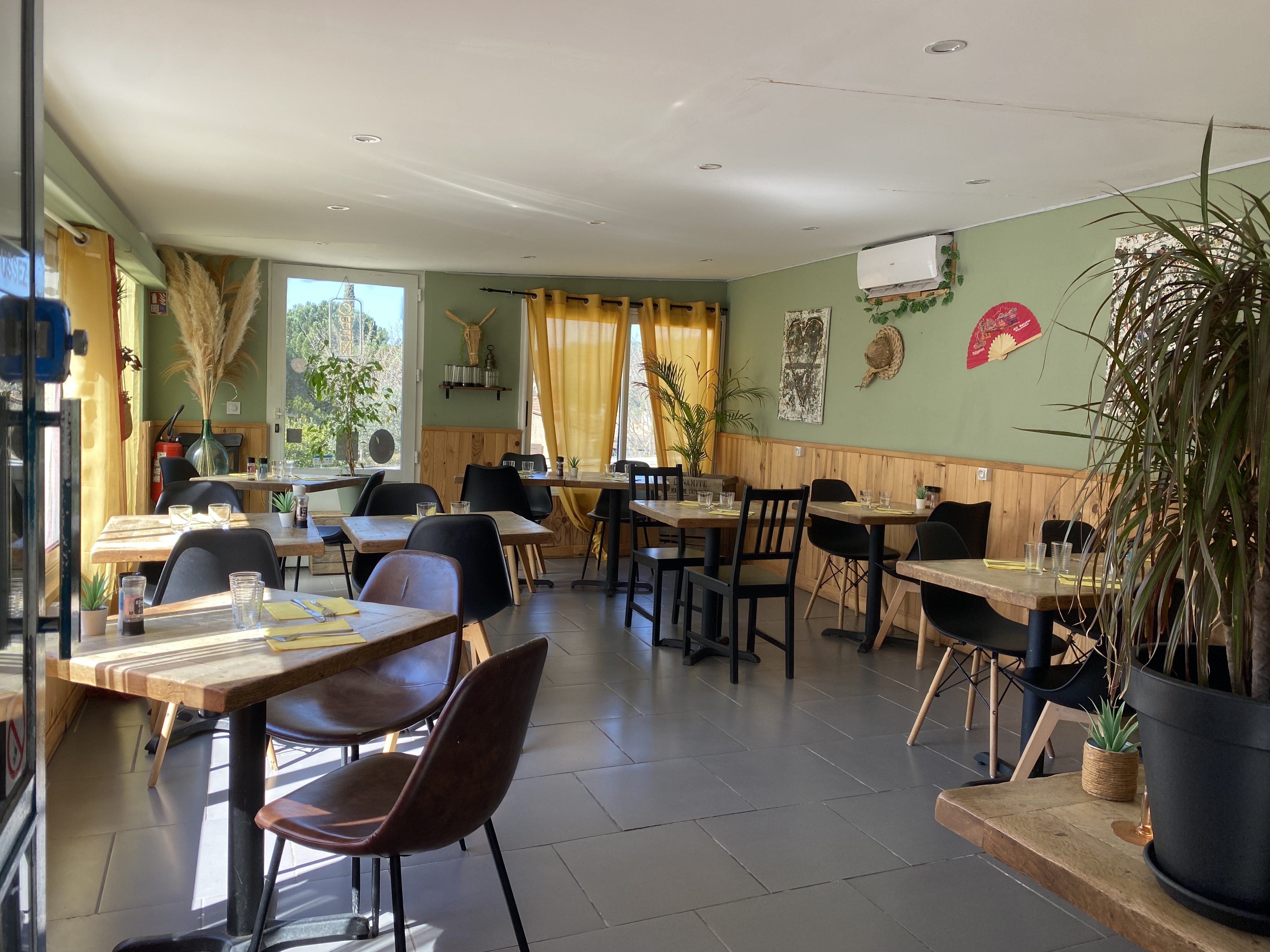 🔥 À SAISIR – RESTAURANT CLÉ EN MAIN AVEC TERRASSE À BARJOLS 🔥

Opportunité rare !
Restaurant lumineux et chaleureux idéalement situé à la sortie du village de Barjols, dans une zone dynamique avec parking à proximité.

✨ Salle pouvant accueillir 25 à 40 couverts
🌿 Terrasse jusqu’à 40 couverts (100 en événementiel)
👨‍🍳 Cuisine professionnelle entièrement équipée
📦 Réserve avec mezzanine (stockage)

✔ Aucun travaux à prévoir
✔ Prêt à exploiter immédiatement
✔ Fort potentiel (soirées, événements, concept…)

💡 Idéal pour couple ou projet professionnel

💸 Loyer : 900 € TTC
💰 Prix de cession : 42 000 € à débattre (matériel complet inclus)

Possibilité autre activité.

📍 Barjols
📩 Contact en message privé

👉 Dossier sérieux uniquement