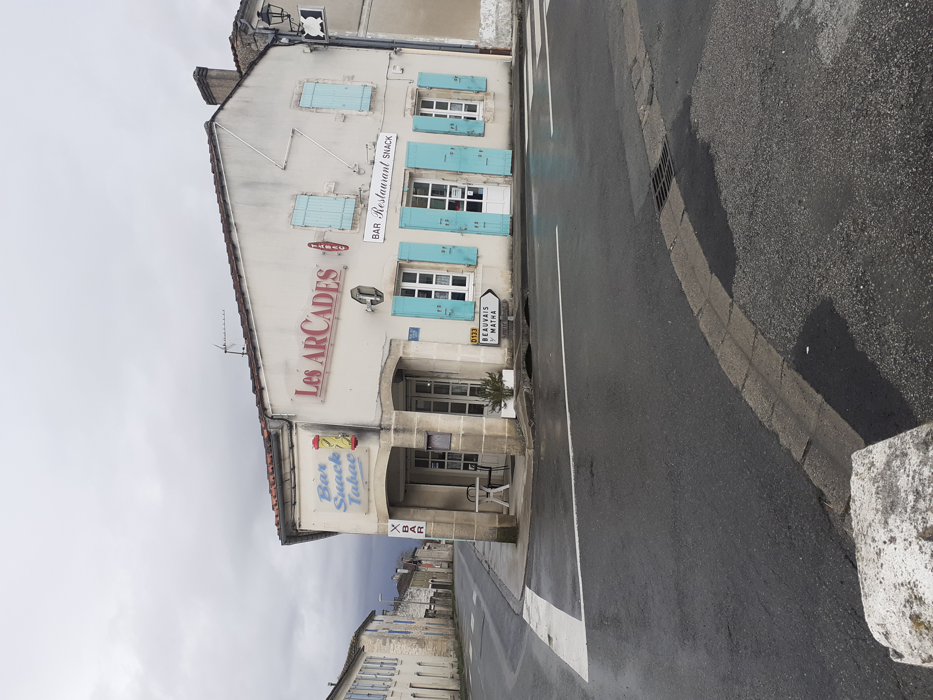 Vends fond de commerce bar tabac snack, petite restauration le midi, petite épicerie de dépannage, route très passagère Angoulême - la Rochelle, facile d'accès, parking à proximité, équipé de système de sécurité avec vidéosurveillance, climatisation pompe à chaleur air-air
Local appartenant à la mairie comprenant au RDC le commerce, WC et une petite cuisine, à l'étage un appartement avec cuisine - salon, SDB, WC, ainsi que 2 chambres et un débarras
Loyer très intéressant, actuellement inferieur à 400€
Possibilité de développer d'autres activités, comme la FDJ qui n'existe pas actuellement