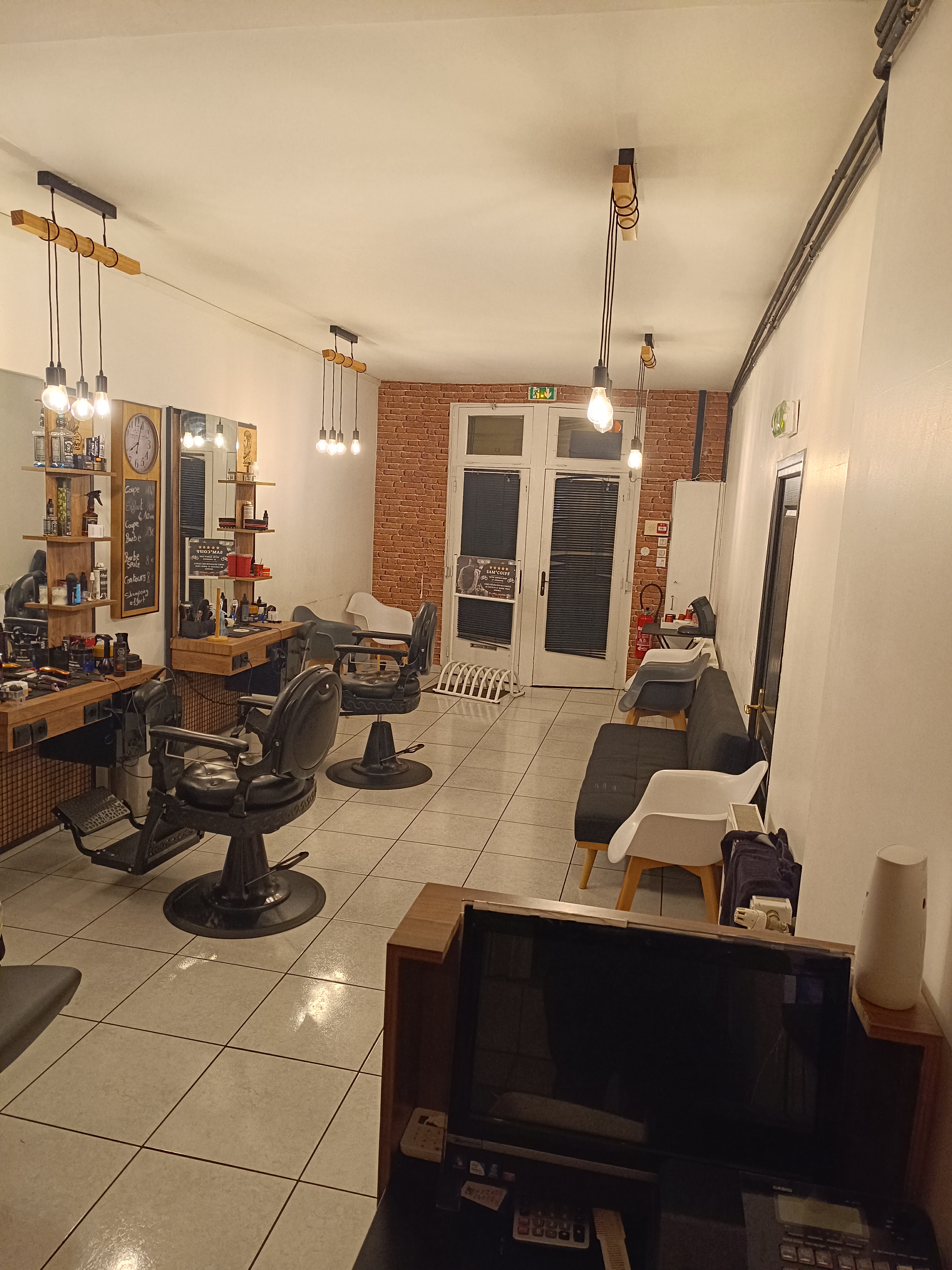 Fond de commerce salon de coiffure barber shop pour hommes .
70 m carré dont reserve 
2 postes de travail , possibilité d aller jusqu'à 4 postes .
Possibilité de faire un salon femmes, onglerie.... Etc  dans la pièce réserve assez spacieuses 
Salon très bien situé au rond point du centre ville avec places de parking et très grand potentiel.
Fonctionne bien 
Prix : 30 000 euros 
Loyer : 750 euros
Tel 0758166215