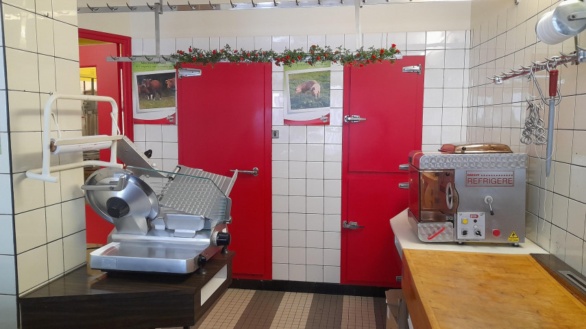 A vendre fonds de commerce de charcuterie-traiteur traditionnel

Situé au cœur d’une commune de 4500 habitants, dans un environnement récemment aménagé, sur l’axe principal entre Châteauroux et Tours

Places de parking devant la boutique

Bâtiment communal, loyer modéré de 480 € /mois

Rénovation de la boutique prévue en 2024

Matériel en bon état, 2 chambres froides

Potentiel de développement sur l’activité traiteur

Portage de repas à domicile 3 fois par semaine

Effectif : 1,5 ETP

Chiffre d’affaires  215 000 k€
