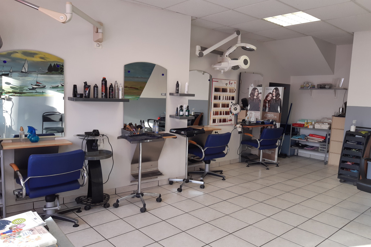 Salon de coiffure mixte de 40 m2 dans une petite commune de 1600 habitants, cadre agréable et clientèle très sympathique....