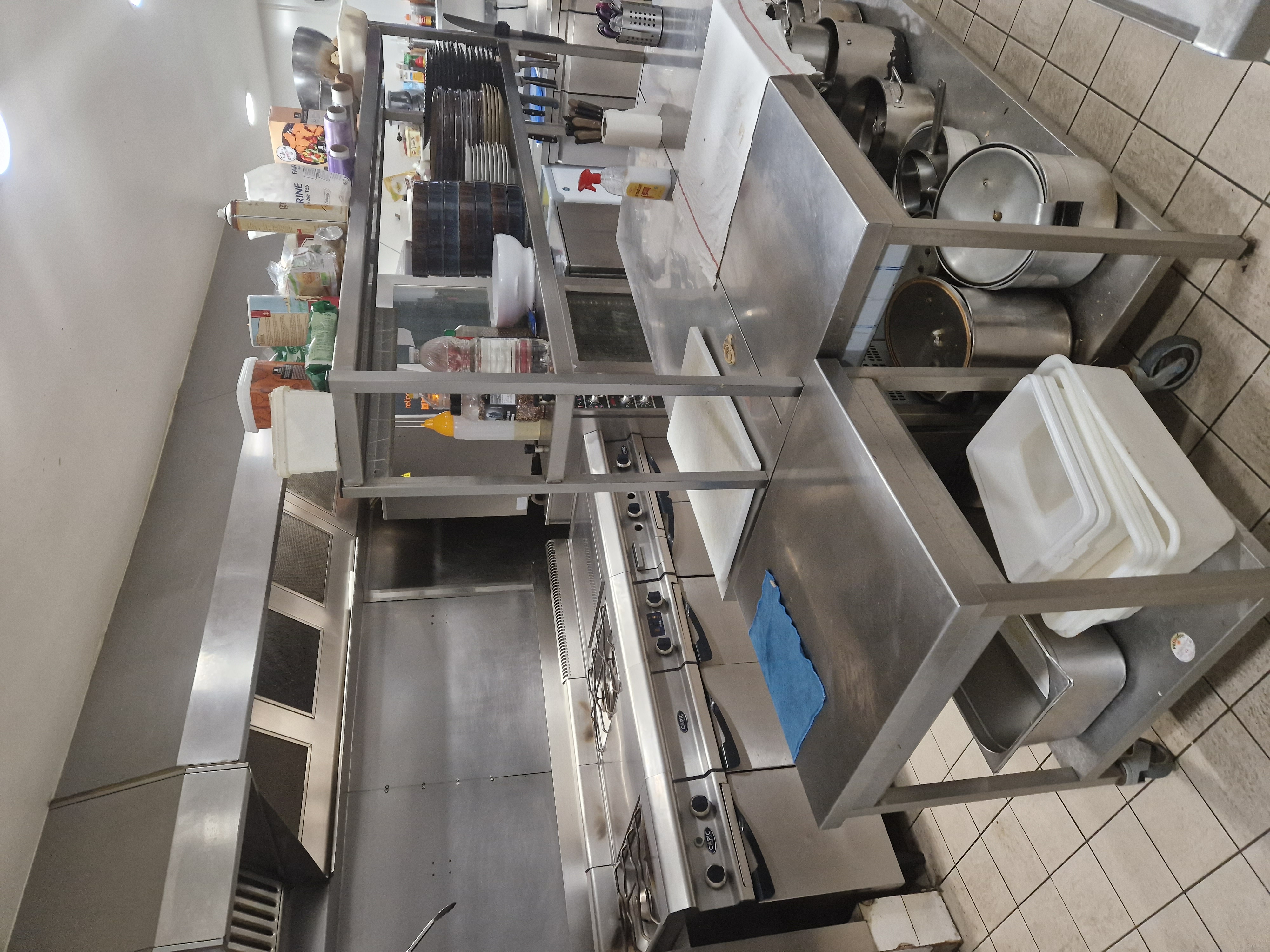 Vente restaurant.  Très bon potentiel . Cuisine refaite entièrement. 50 couverts. Terrasse de 25 couverts doublée  l été.