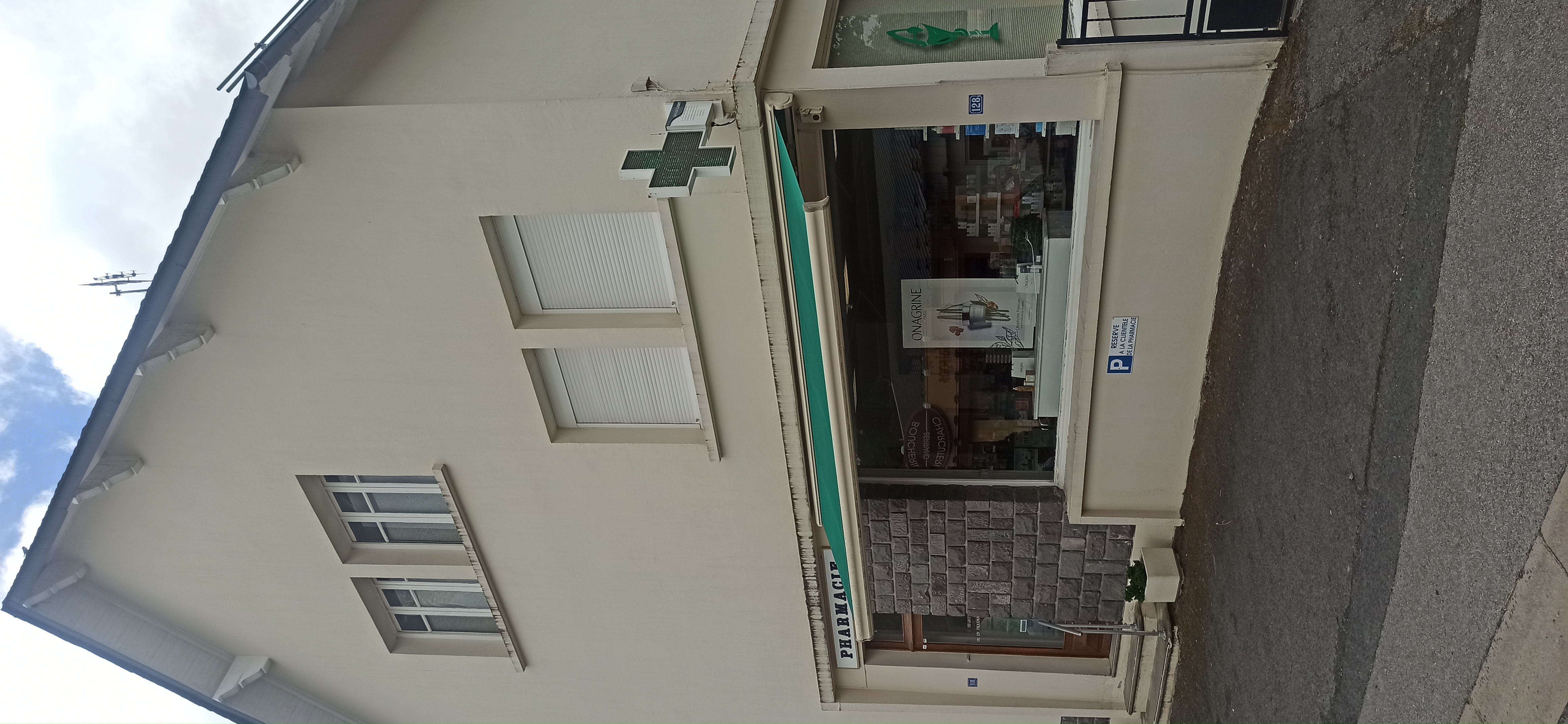 La pharmacie est située en Auvergne, au sud-ouest du département du Puy-de-Dôme, dans une région touristique de moyenne montagne (Massif du Sancy, plateau de l’Artense).

Le titulaire de l'officine cherche à transmettre son outil de travail pour cause départ en retraite.

La pharmacie est située en entrée de bourg, à 100 mètres de la place du village. Elle se situe en face d’une boucherie artisanale qui fait la renommée de ce village de l’Artense.

Cette petite officine rurale, seule du village, ne demande qu'à être développée car elle dispose d’un vrai potentiel. Elle offre une belle opportunité pour l'installation d'un jeune diplômé pharmacien ou un pharmacien en recherche de réinstallation pour prolonger sa carrière dans un secteur doté d'un excellent maillage de professionnels de santé.

La commune bénéficie en effet d'un réseau de professionnels de santé développé : généraliste, infirmiers, kiné, ostéopathe, naturopathe, vétérinaires. D’autres professionnels sont installés dans les communes limitrophes.

La clientèle est agréable, locale et touristique (présence notamment, à proximité de la pharmacie, d’un camping avec piscine, 56 emplacements pour caravanes et camping-cars, 9 mini chalets avec sanitaires du camping et 8 chalets avec sanitaires individuels sur 2 hectares de terrain). 

Bonne rentabilité de l’officine, faibles charges. Le montant de la transaction sera à débattre selon les règles et les pratiques de la profession.

A noter que la commune projette de réhabiliter intégralement un local en centre bourg, dans lequel s’installerait à court terme la pharmacie, jouissant ainsi d’une meilleure visibilité et de locaux totalement rénovés. Possibilité également d’aménager un logement au-dessus de la pharmacie. La commune attend qu’un repreneur soit identifié pour pouvoir construire ce projet avec lui. 
Dans tous les cas, la reprise de l’activité se fera donc au départ dans les locaux actuels. 

Les horaires d’ouverture actuels de la pharmacie sont les suivants : lundi au vendredi : 9h-12h / 14h-19h et le samedi matin de 9h00 à 12h30.

La commune se situe en zone FRR (anciennement ZRR), permettant des exonérations fiscales aux entreprises ainsi que des exonérations de charges patronales.

Bénéficiez également de l’accompagnement de la Communauté de communes Dômes Sancy Artense pour vous aider dans votre projet d’installation : recherche de financements, de logement, etc

Le cadre de vie :
Bienvenue à Bagnols, une charmante commune du Puy-de-Dôme (63) qui offre un cadre de vie idéal pour les jeunes ménages en quête d'espace, d'authenticité et d'une vraie qualité de vie.

Nichée au cœur d’un environnement préservé, la commune vous offre une déconnexion immédiate après le travail. C’est le terrain de jeu idéal pour vos futures randonnées dominicales, vos sorties trail ou simplement pour voir vos enfants grandir au rythme des saisons. 

Bagnols c'est aussi un village à taille humaine où la solidarité et la convivialité existent encore. Vous profitez du calme d'une vie à la campagne tout en restant à proximité des services essentiels, des écoles et des commerces de la commune et des bourgs voisins. C'est le parfait compromis pour concilier travail (au calme et au vert) et vie de famille épanouie.

La commune dispose de tous les services de quotidienneté nécessaires : école primaire, collège à 7km (La Tour d’Auvergne), épicerie (avec dépôt de pain de la boulangerie voisine), boucherie, restaurant réputé, services de santé, ludothèque intercommunale, bibliothèque communale, salon de coiffure et d’un riche tissu associatif. 

La commune dispose de nombreuses exploitations agricoles dont certaines proposant de la vente directe de viande et de fromages. 

Vivre s’installer à Bagnols, c’est également s’offrir un accès privilégié au célèbre Massif du Sancy.
- l’hiver : Les stations de ski (comme Chastreix-Sancy ou La Tour-d'Auvergne) sont à proximité immédiate. Une envie de ski alpin, de snowboard, de ski de fond ou de balade en raquettes ? Vous y êtes en un clin d'œil.
- L’été : Les stations se transforment en paradis du VTT, de la randonnée sur les crêtes. La commune dispose également de nombreux sentiers de randonnée pour découvrir la beauté et les spécificités du plateau de l’Artense. Le lac de La Tour-d'Auvergne, tout proche, vous attend pour des baignades estivales rafraîchissantes.

Votre nouveau projet de vie commence ici.

À Bagnols, oubliez la course contre la montre de la vie citadine et réinventez votre quotidien au cœur d'une nature généreuse. L'Auvergne vous tend les bras, et Bagnols n'attend que vous !