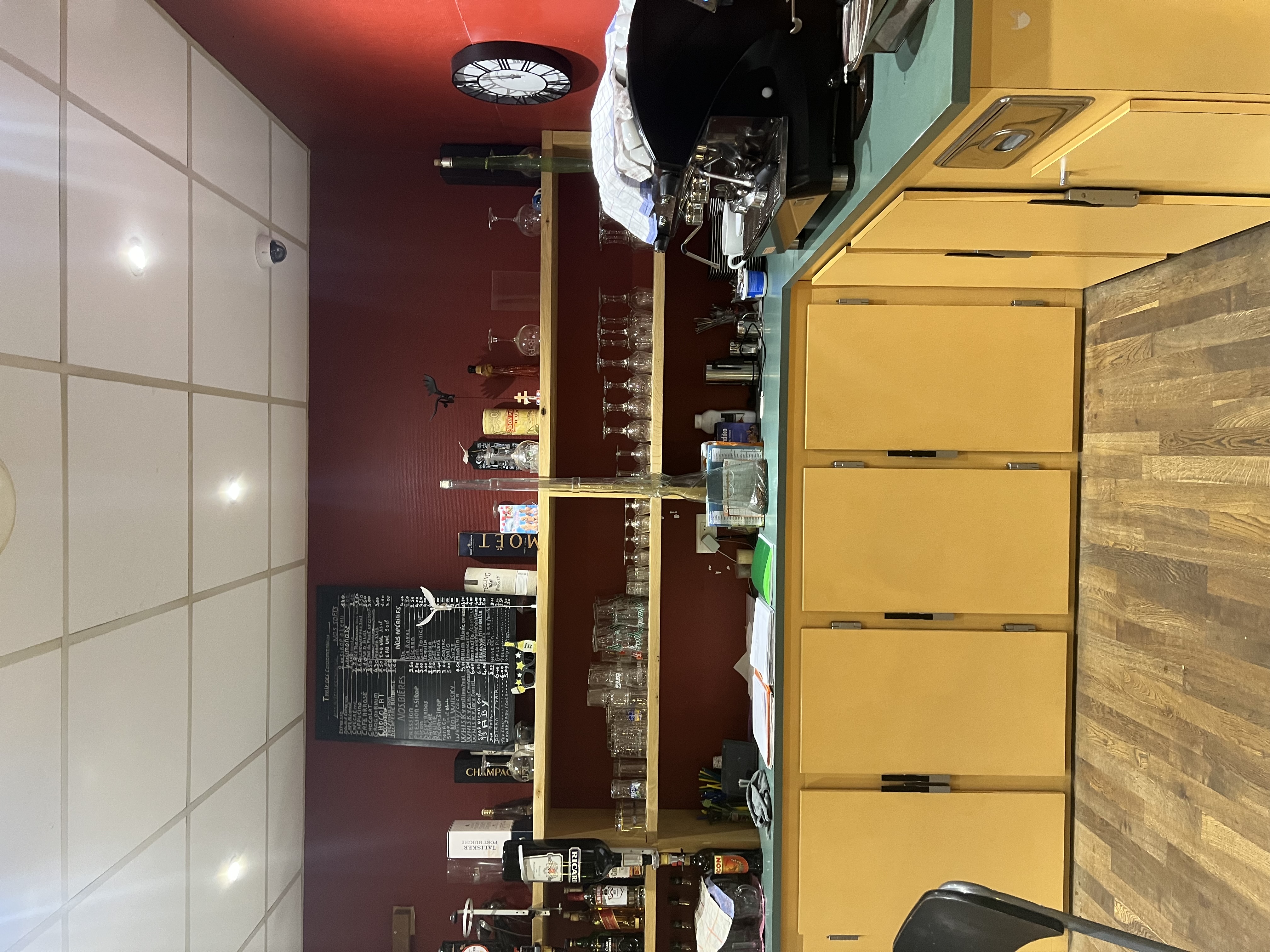 Belle opportunité : Bar-Restaurant à reprendre – Batilly (Lorraine, proche Metz)

À saisir ! Bar-restaurant parfaitement implanté au centre du village de Batilly, à seulement quelques kilomètres de Metz. L’établissement bénéficie d’une excellente visibilité et d’une clientèle locale fidèle.

Il se compose d’un bar accueillant, d’une grande salle principale, d’une seconde salle attenante idéale pour les groupes ou événements, d’une cuisine fonctionnelle, d’une réserve, ainsi que d’une agréable terrasse permettant de développer l’activité aux beaux jours.

Fort potentiel de développement : soirées à thème, restauration du midi, privatisations…

Une maison avec garage, située juste à côté de l’établissement, est également disponible à la location via la mairie : un vrai plus pour faciliter l’installation.

Vente pour départ à la retraite.
Idéal pour un couple ou un professionnel souhaitant se lancer en Lorraine.