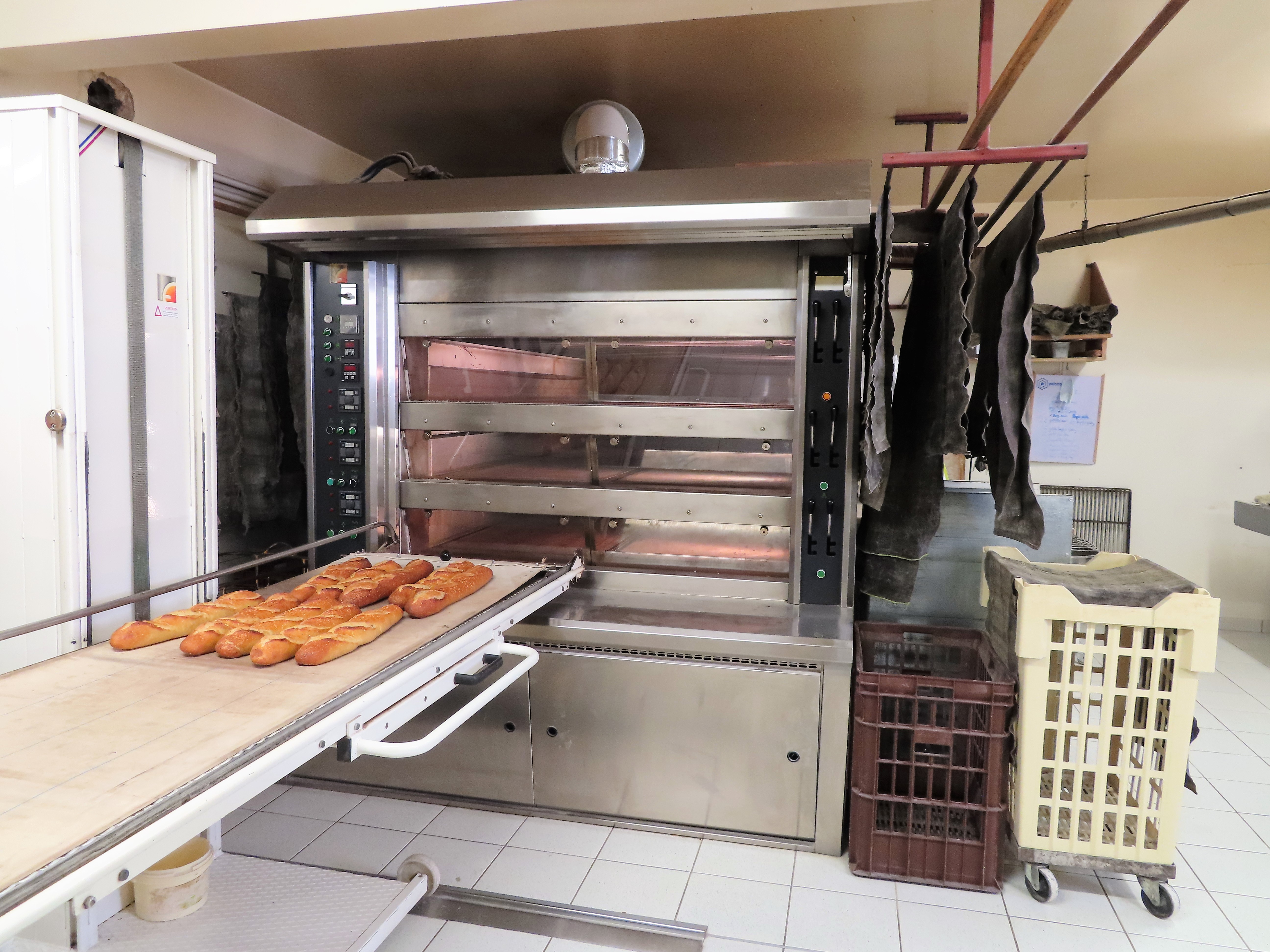 A céder, boulangerie, pâtisserie, chocolaterie située au cœur d’un village du Nord de la Lozère, à 20 min de l’autoroute A75 (axe Clermont-Ferrand /Béziers) et proche des services et commerces de proximité. Stationnement devant la boulangerie.
Magasin climatisé de 42 m² refait à neuf en 2024, fournil et laboratoire de pâtisserie de 100 m². Locaux aux normes équipés avec du matériel complet, régulièrement renouvelé. Clientèle locale et fidèle.
Équipe de 3 salariés. Compétences nécessaires en pâtisserie. Possibilité d’accompagnement à la reprise par les cédants (transmission de recettes et spécialités).
Logements T4 et T1 disponibles à l’étage.
Idéal pour un couple dont l’un des deux dispose de compétences en pâtisserie.