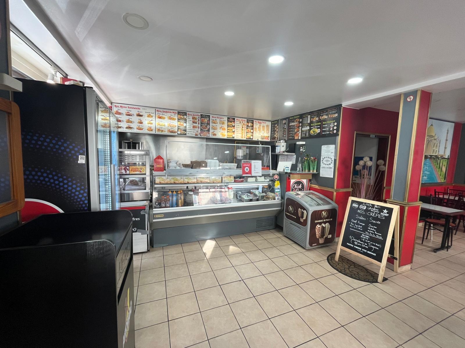 📍Fonds de commerce de restauration à vendre – Saint-Ouen-sur-Seine 

Situé au 24 rue des Rosiers à Saint-Ouen, dans un secteur très fréquenté, à proximité de la Mairie de Saint-Ouen, du métro Garibaldi (ligne 13) et du célèbre Marché aux Puces, ce restaurant bénéficie d’un emplacement stratégique avec une clientèle locale fidèle, sa bonne réputation et un fort passage touristique. 

Le restaurant est spécialisé dans le poulet grillé, les wings et les burgers. L’activité est développée sur place, à emporter et en livraison. Il dispose d’une surface de 80 m² comprenant une salle, une cuisine équipée et une réserve. L’établissement est parfaitement entretenu, avec une extraction aux normes.

✅ Plus de 190 avis Google⭐
✅ Excellente réputation 
✅ Clientèle locale et touristique 
✅ Matériel en très bon état ✅ Aucun travaux à prévoir 
✅ Possibilité d’aménagement d’une terrasse 

Prix : 145 000 € 

Pour plus d’informations ou organiser une visite, merci de nous contacter.