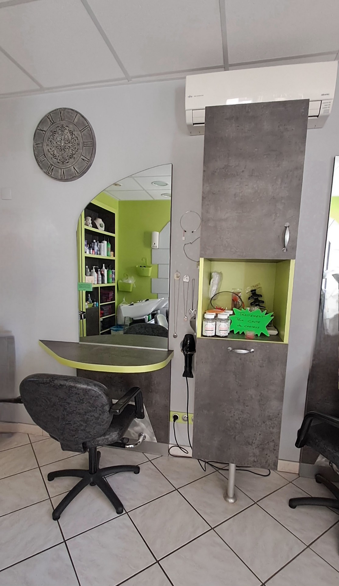 Salon de coiffure de 40m2 pour une surface totale de 57m2
4 postes de coiffage
2 bacs de lavage
Accès PMR
Labo
Cour fermée
Dépendance
WC
Parking public à proximité
Salon convivial avec clientèle fidèle et régulière
Possibilité d'achat des murs 
Village de 800 habitants avec école, épicerie et boulangerie