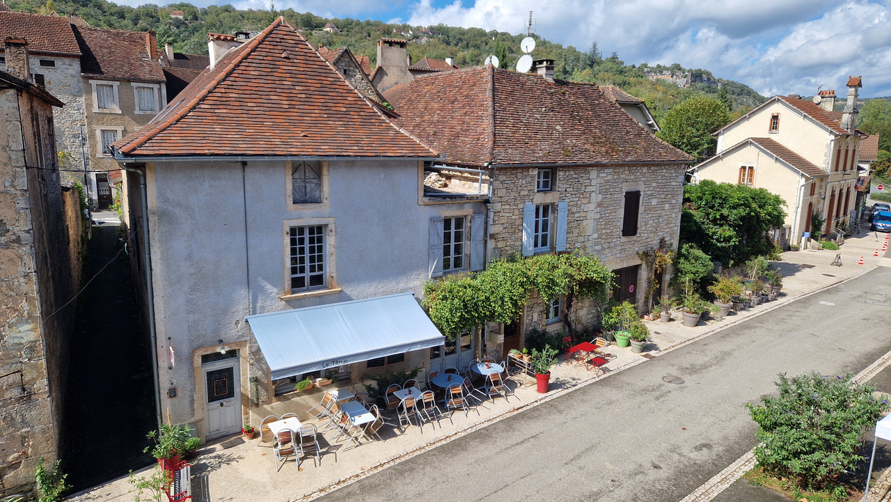 Surface 277 m2
prix: 315 000 Euros 
Marcilhac sur Célé  - Lot 46

Sur le chemin de Compostelle, GR 651 dit « Voie du Célé » 
Ensemble café-restaurant, gite d’étape et maison, en 3 bâtiments attenants, avec cour intérieure.

- Gîte : 15 couchages en 4 chambres sur 2 niveaux. Salle à manger commune avec coin cuisine. 3 douches et 5 wc.
- Café-restaurant : salle 19 places , terrasse, cuisine professionnelle, wc. Et deux étages aménageables
- Maison : salle à manger avec cuisine, 2 chambres, 1 salle d’eau, wc
- Fonds de commerce: matériel, site internet, etc.

Idéal pour une exploitation saisonnière (6 à 8 mois) par un couple, en gite-café ou en gite-café-resto. 
Compléments sur demande : photos et descriptif
