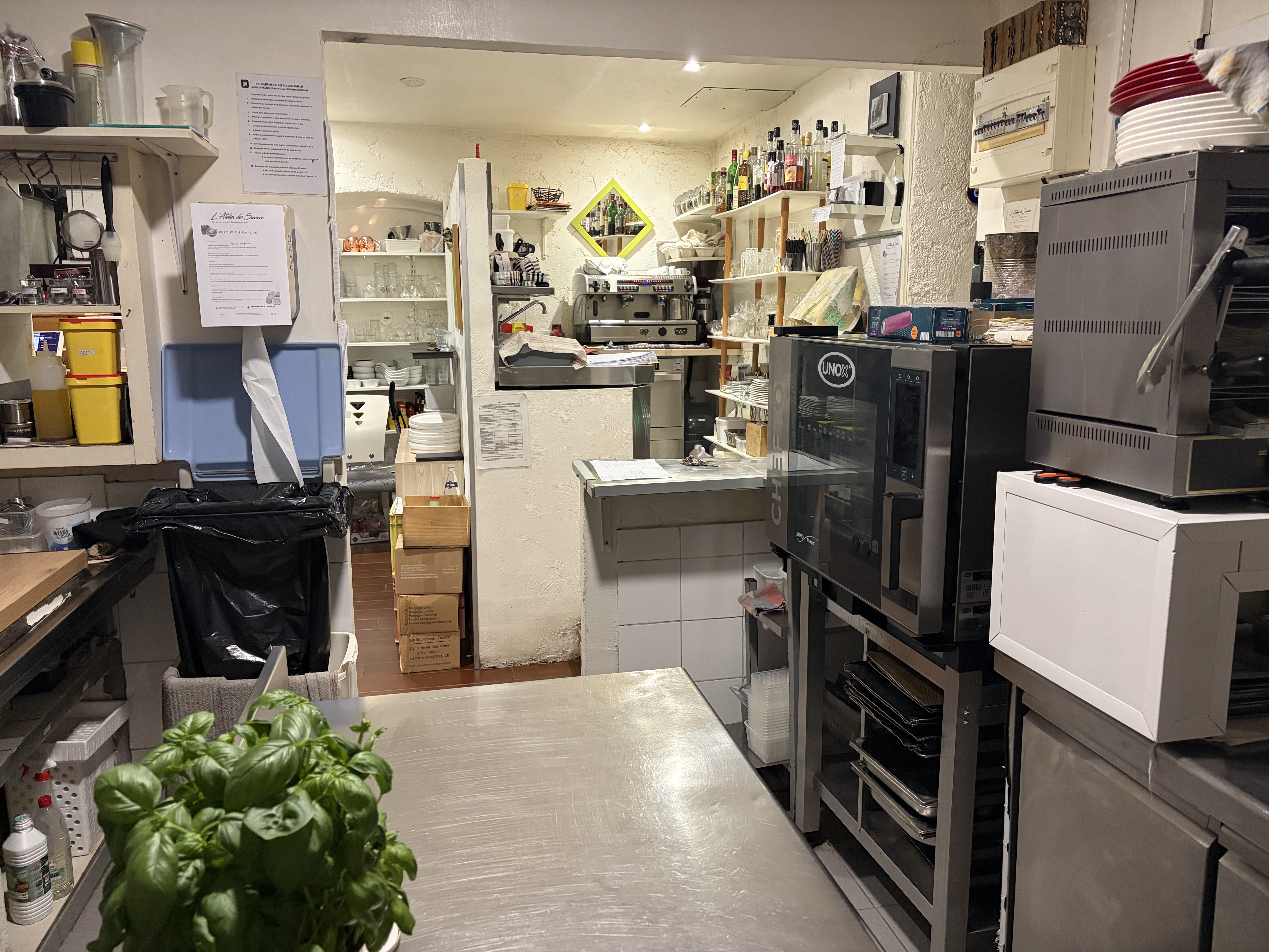 À VENDRE RESTAURANT DE CHARME À LA COLLE-SUR-LOUP

Belle opportunité de reprise avec L Atelier des Saveurs, restaurant reconnu et exploité avec succès depuis 2018 au coeur de La Colle-sur-Loup, à proximité de Saint-Paul-de-Vence et de la Côte d Azur.

Les points forts :
Excellente réputation et clientèle fidèle
Environ 24 places en salle + terrasse de 20 couverts
Cuisine professionnelle entièrement équipée et parfaitement entretenue
Faible loyer : 500 / mois
Bail commercial 3/6/9 renouvelé
Aucun investissement à prévoir
Affaire saine, rentable et clé en main

Actuellement exploité sur des horaires réduits, l établissement offre un fort potentiel de développement en élargissant les jours et horaires d ouverture.
Idéal pour un couple de restaurateurs ou un professionnel souhaitant s installer dans un cadre de vie exceptionnel entre mer et arrière-pays.

Accompagnement à la reprise possible.

Dossier complet et informations complémentaires sur demande.