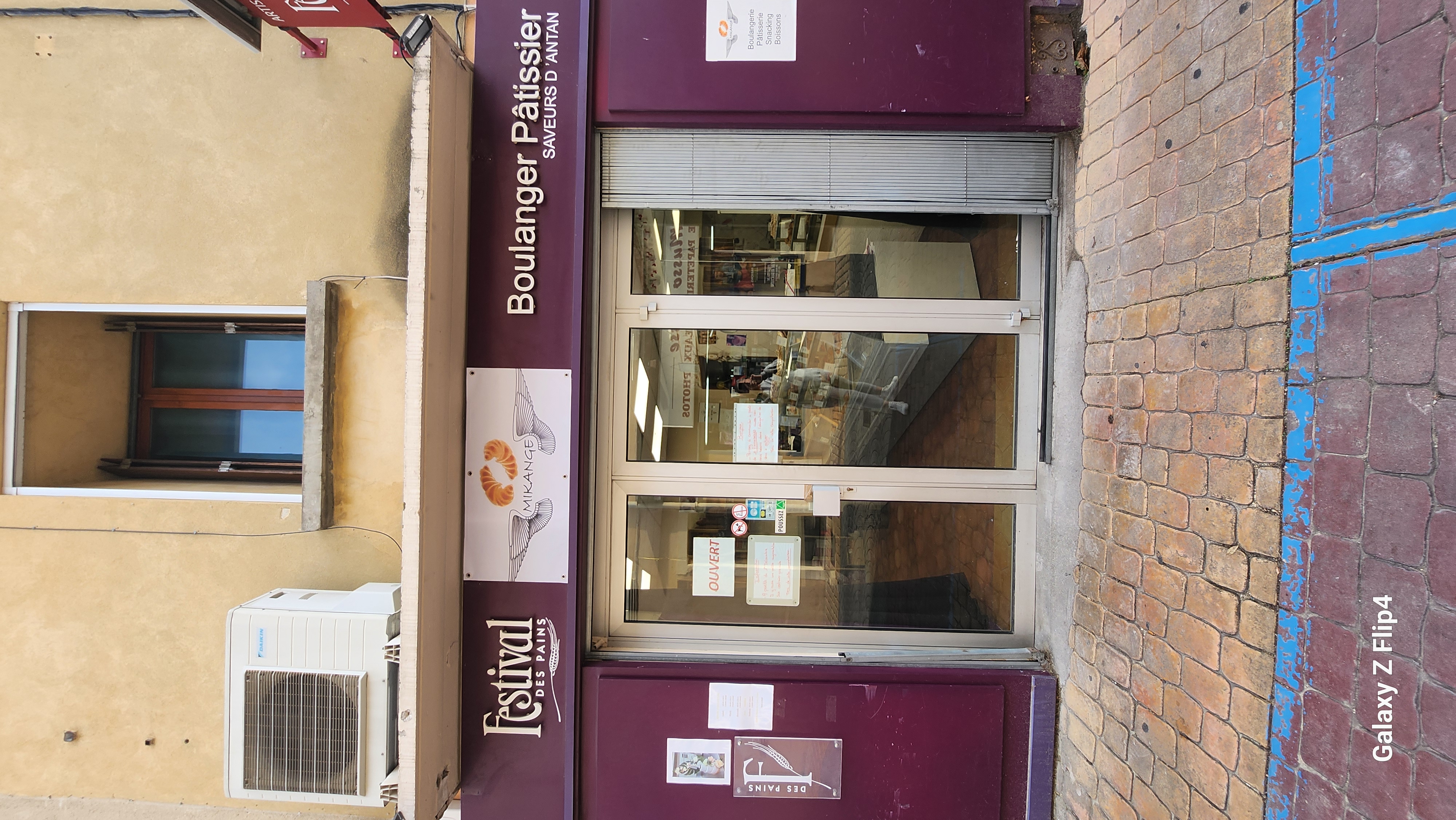 Vend fond de commerce boulangerie pâtisserie bien situé en centre-ville .
Entourer d'une pharmacie, un boucher, un opticien et un tabac presse.
Local de 80m2.
Loyer de 789 euros.
CA de 170000 euros.
Place Minute juste devant.