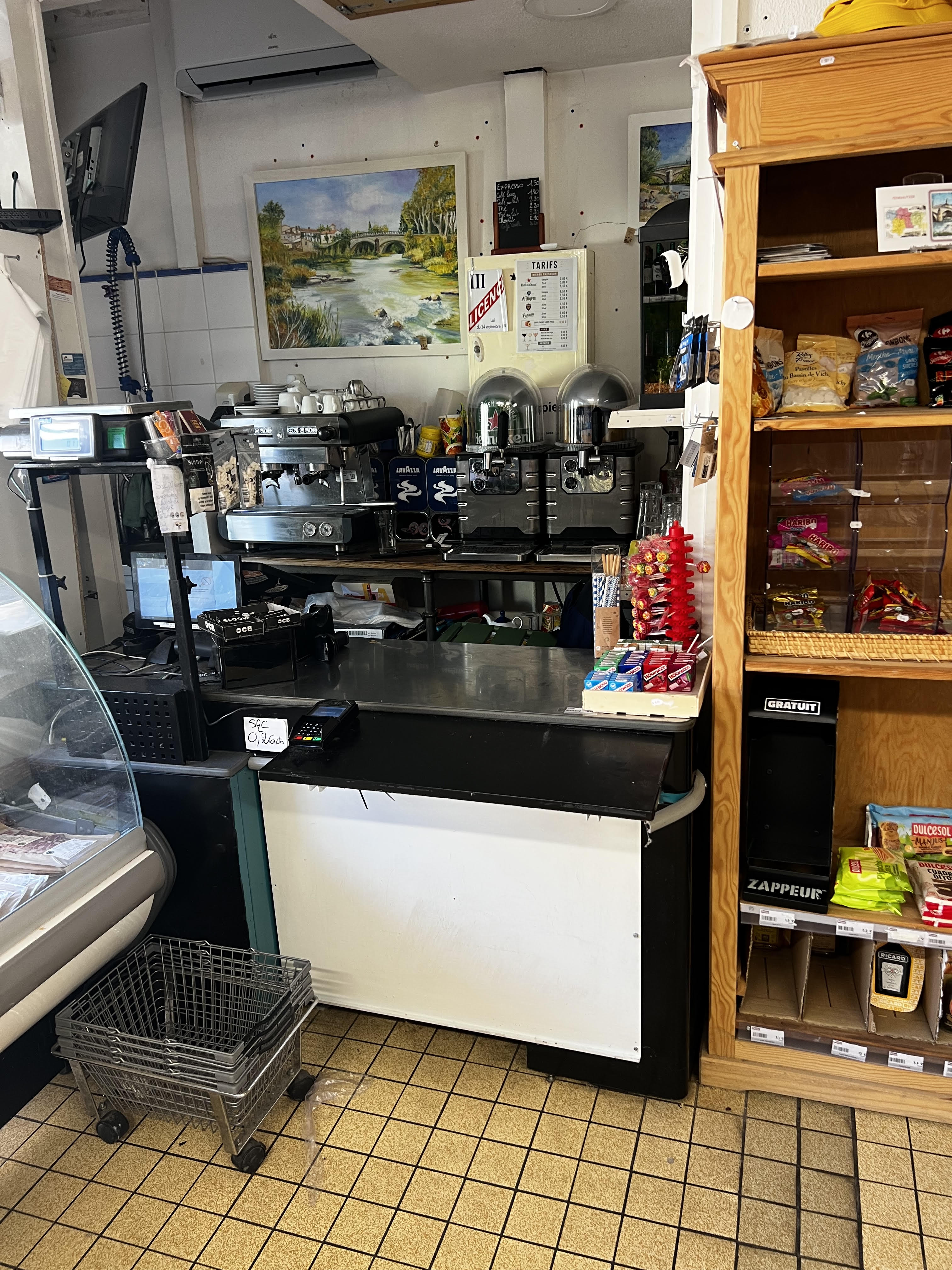Cause retraite vend fond de commerce épicerie dans centre du village(3000 habitants) avec terrasse et licence 3 .
loyer modéré, murs mairie 
pas employer a reprendre
