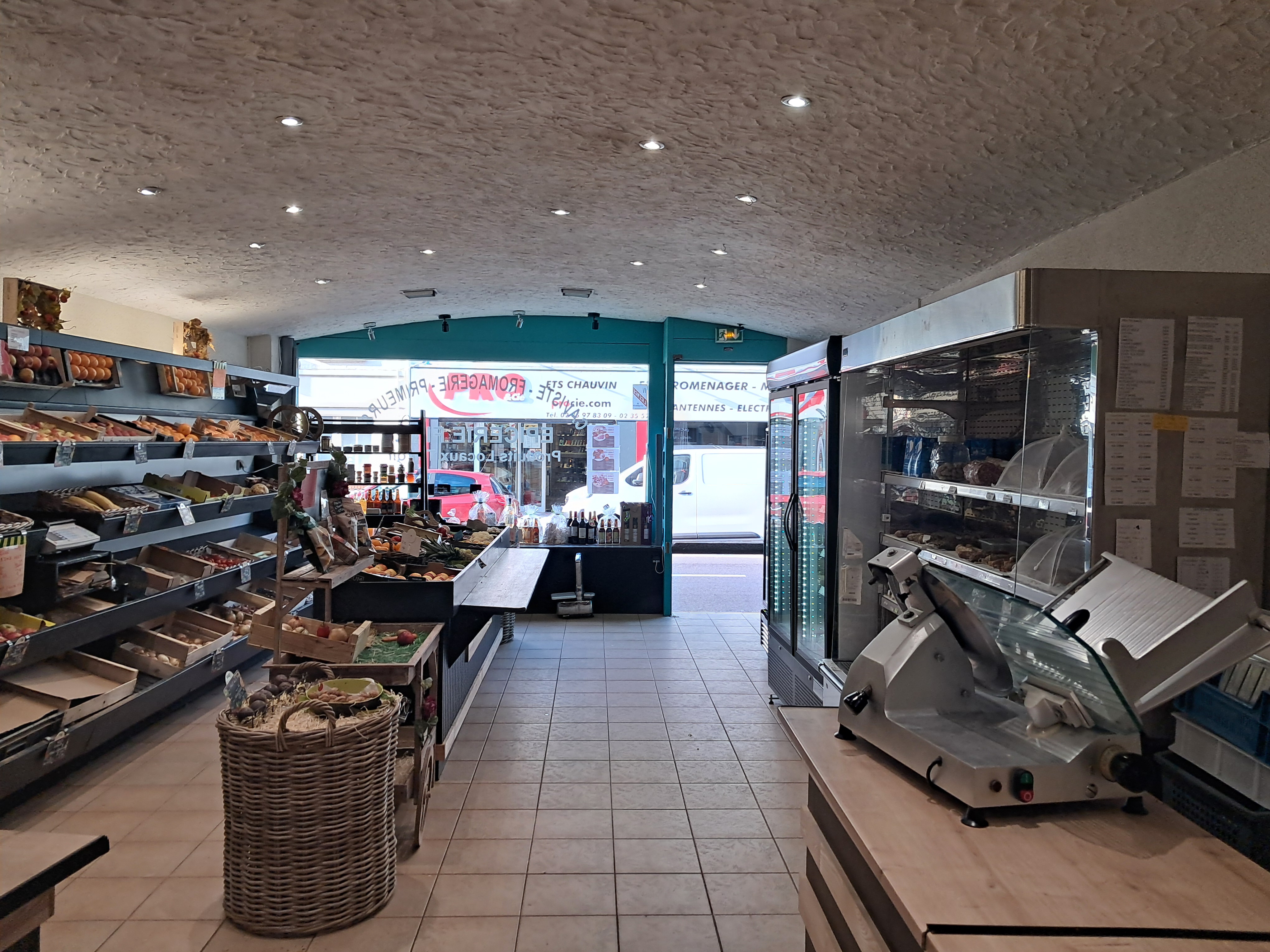 Vends fond de commerce cause projet personnel
Primeur crémerie epicerie fine cave
Et epicerie classique
Magasin de 90m2 avec 90m2 de réserves
Bail tous commerces sauf poissonnerie et kebab
Loyer 600e 
Affaire à dynamiser