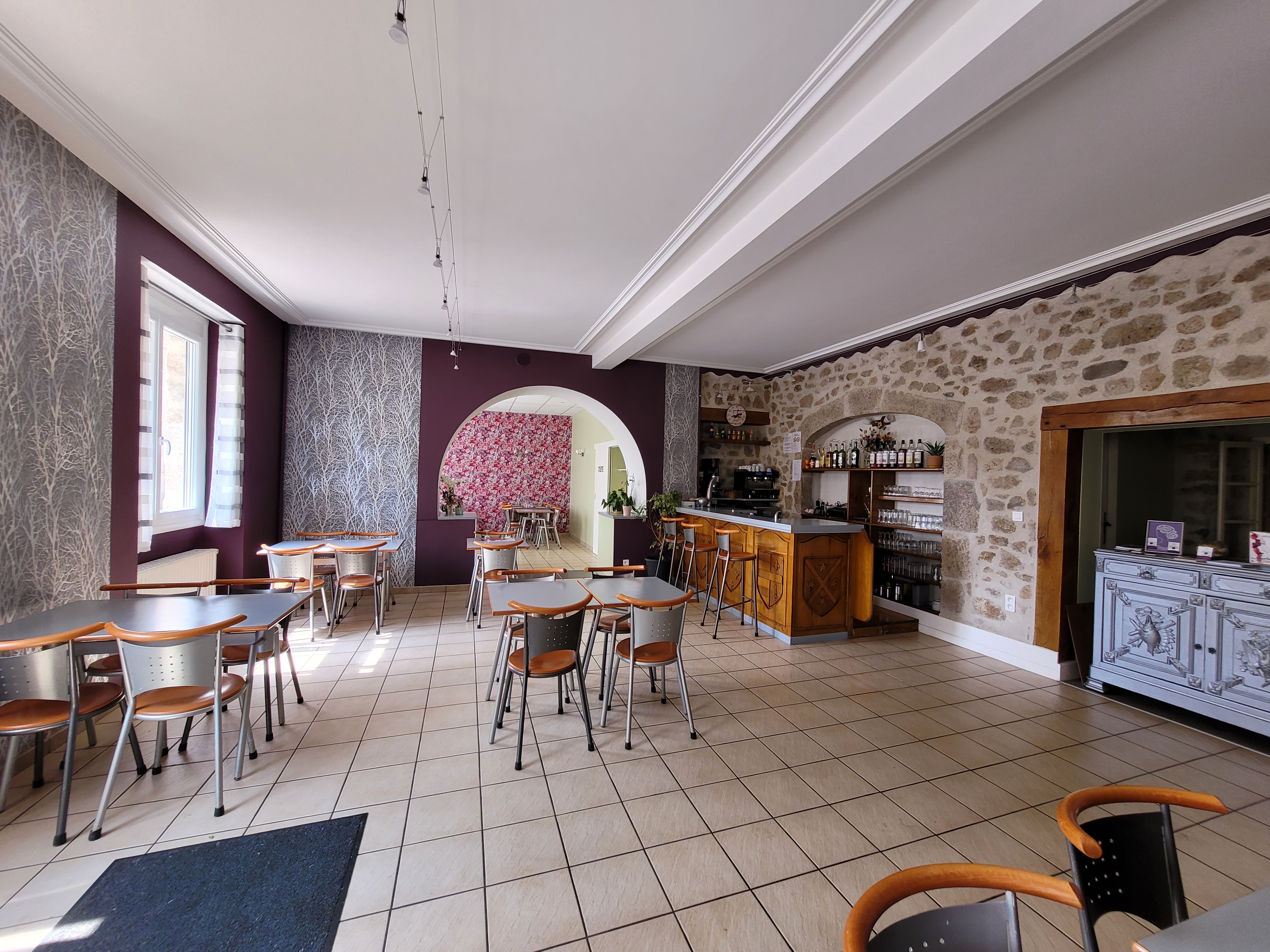 Mur et matériel pro dans commune nord haute Loire.
(3 bâtiments comme sur la photo communiquant à chaque étage)
Limitrophe Loire , Puy de Dôme, 1h St Etienne, 40 mn Le Puy en Velay, 
2h Clermont Ferrand, 1h30 Lyon.
Bâtiment entièrement rénové (menuiserie, isolation, ....).
Création d'un gîte en 2020, capacité 10 personnes (3 chambres), salle de bain PMR dans chaque chambre, accès indépendant par terrasse avec digicode.
Logement privé sur place, petite cour, 1 garage.
Vendu avec matériel de cuisine, salle et gîte.
Bâtiment convenant pour faire une maison sénior partagée.
Capacité 50 couverts.
Ideal couple
VENTE TOTALE
PAS DE GERANCE NI LOCATION