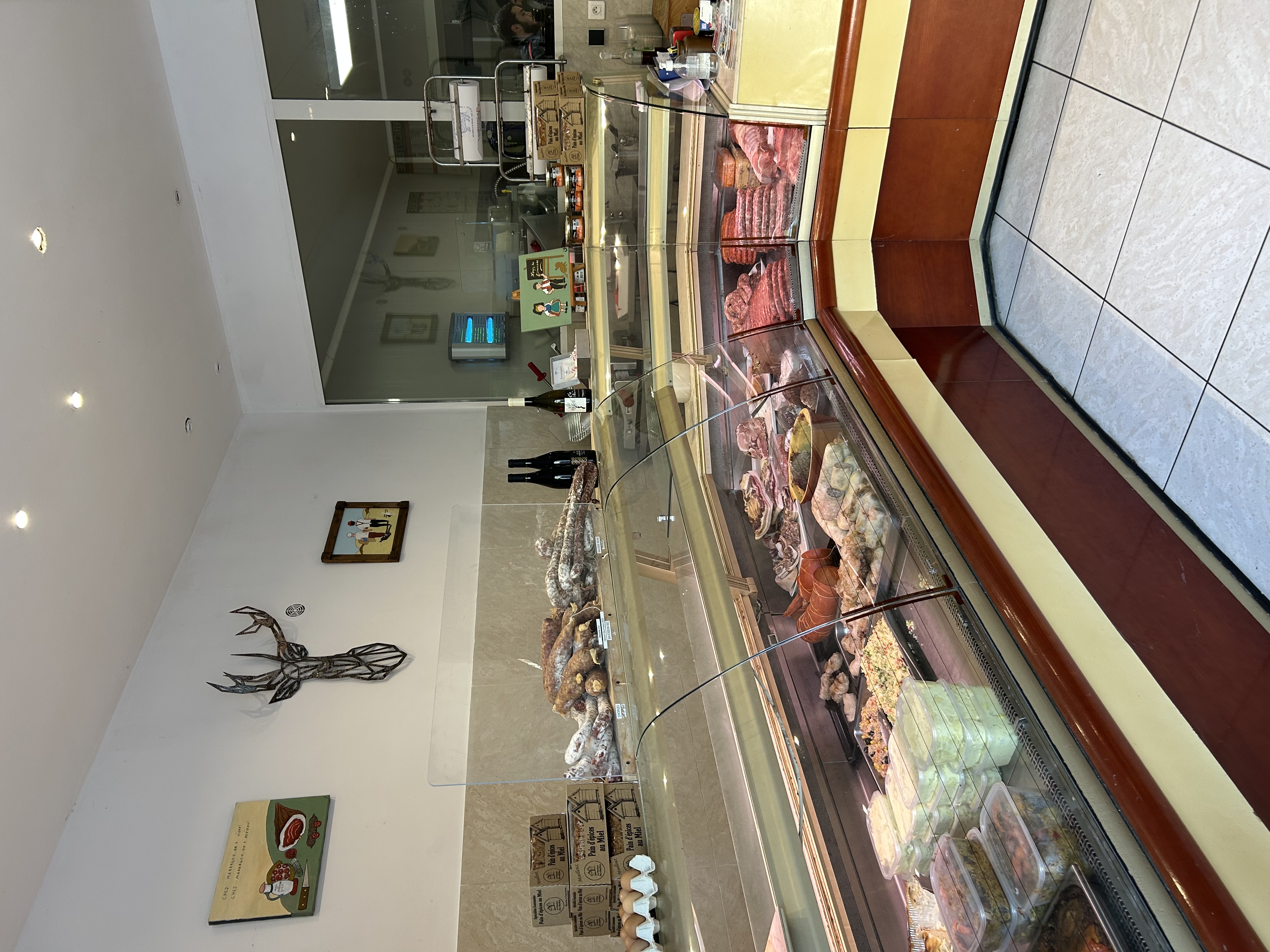 140 000 €  |  136 m²
Au coeur d'un charmant village proche Clermont l'Hérault ( Hérault 34 ) ,  très belle BOUCHERIE-CHARCUTERIE-TRAITEUR à vendre.
Avec vente additionnelle épicerie fine .
Boutique , laboratoire et matériel en excellent état , équipement très complet .
Existe depuis 1924 ! Donc bénéficie d'une très forte notoriété .
Très gros potentiel de développement ( CA 2024=538.000Euros , et idem les années précédentes ;choix délibéré de l'exploitant de réduire la personnel afin de faciliter la vente) Vendu cause retraite .
Possibilité achat des murs.
Très belle rentabilité à plus de 90.000 Euros !!! Prix très intéressant à 140 000 Euros