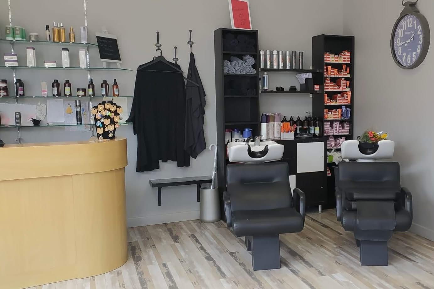 Fond de commerce à saisir , cause départ en retraite.
Le salon de coiffure est lumineux, il dispose d’une réserve, d’une pièce de 10m2 pouvant servir à une annexe en sous location, d’un wc et d’une  clim réversible.
Parking gratuit et facile d’accès.
Clientèles fidèles , village en développement, le salon se trouve au cœur du bourg proche des commerces de proximité ( boulangerie, épicerie, bar - tabac ..)
Prix de vente du fond de commerce : 36000 € .
Petit loyer de 343 HT avec un bail de 3/6/9