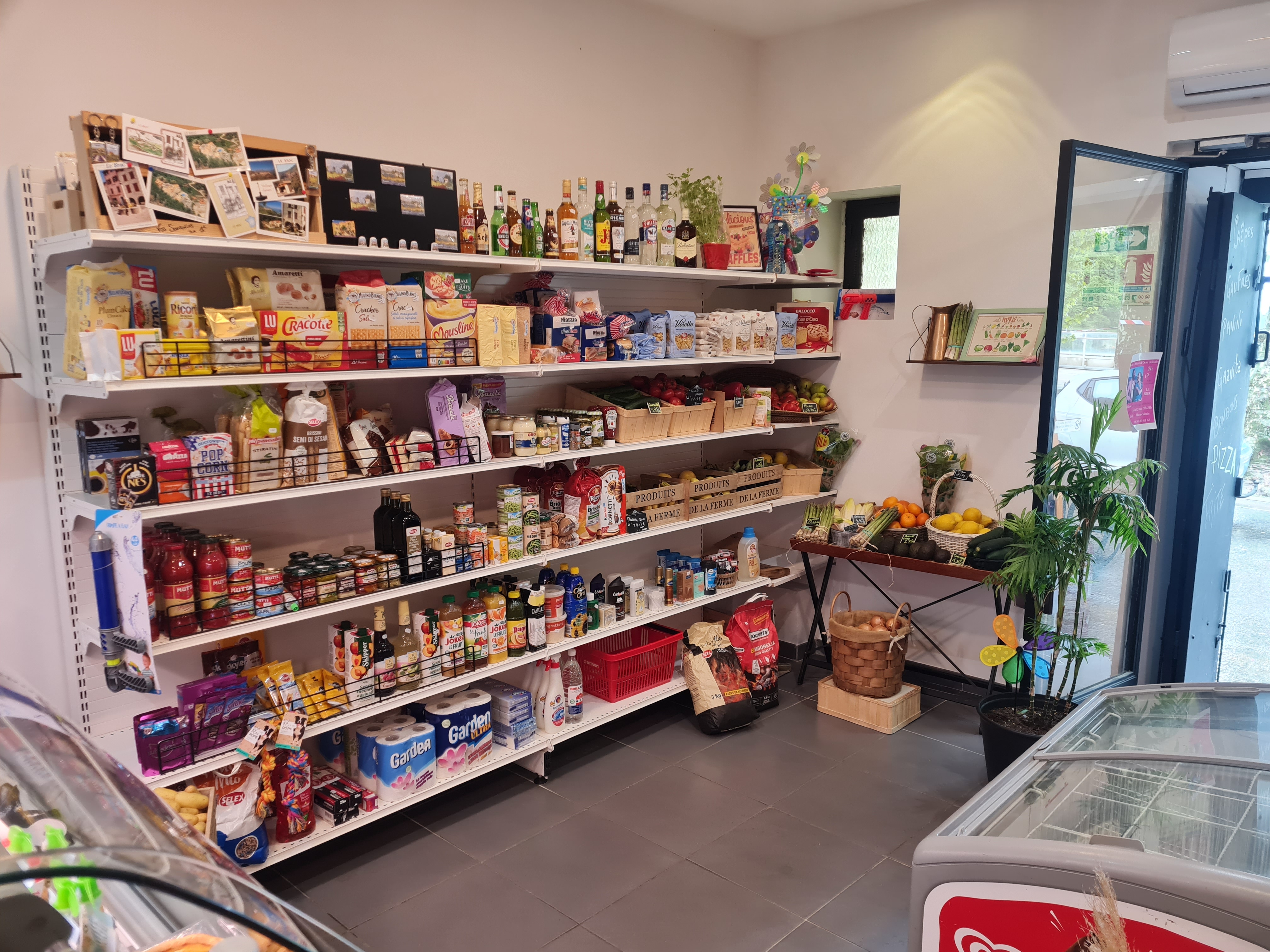 À céder fond de commerce en plein cœur du village de Le broc sur la place centrale du village et de la salle de spectacle 
Épicerie fine 
Petite restauration 
Vente de charcuterie et fromage 
Matériel à disposition : chambre froide, frigo et américain, 2 congélateurs, grande vitrine froide, four professionnel, hotte, plancha, presse à panini, machine à hot dog et à granité, trancheuse … 
37m2 terrasse comprenant 11 tables 
Village attractif, nombreuses festivités 
Idéal couple, changement de vie