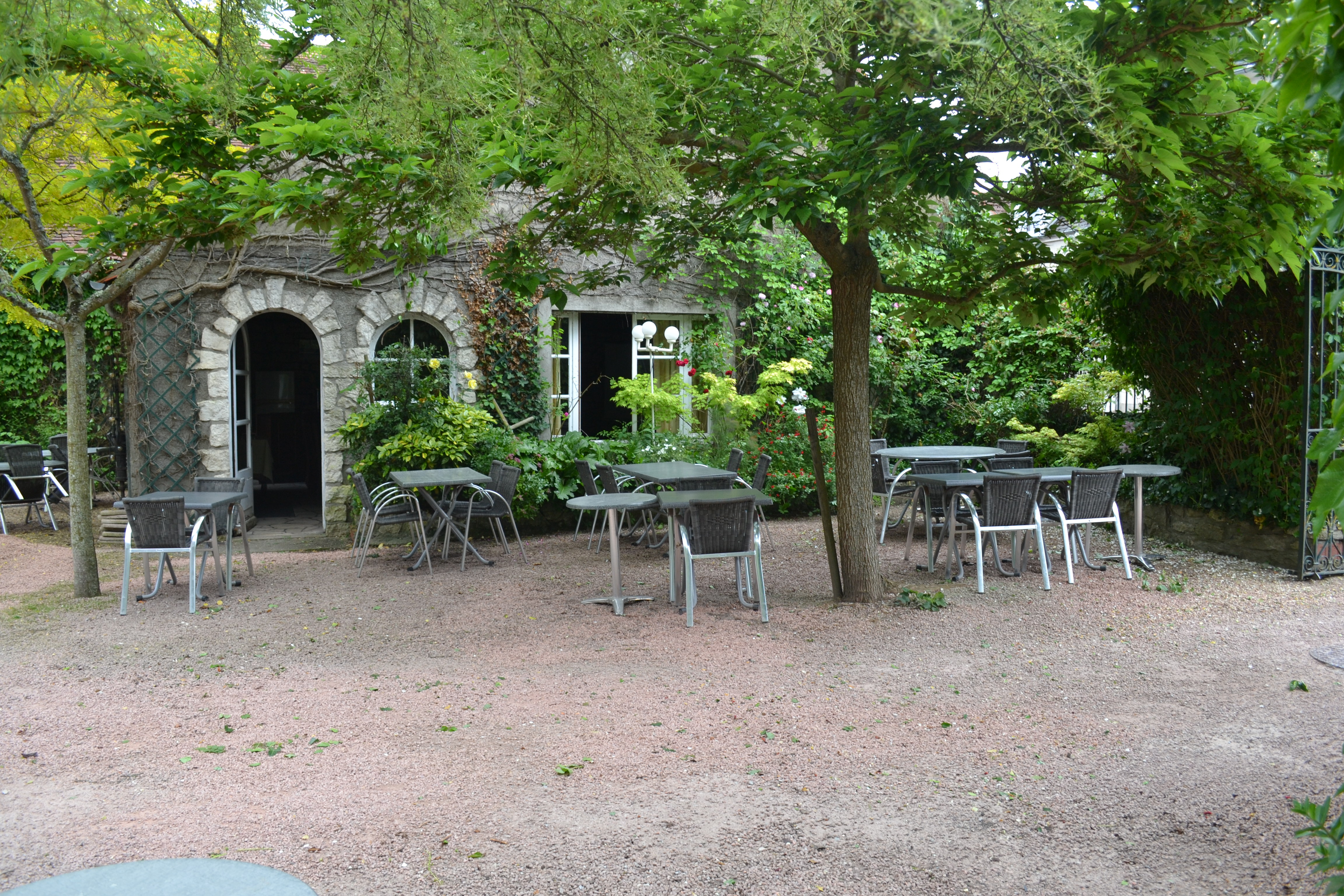 À céder : Hôtel Restaurant sous l’enseigne Logis de France depuis 1900, dans le Cher à Sancoins. L’établissement est ouvert toute l'année, possède 16 chambres et une salle de restauration de 40 couverts. La clientèle est à 80% professionnelle et 20% touristique.

L’établissement comprend :
- Entrée/bar,
- Réception pour l’hôtel,
- Salle de restauration de 60 m2,
- Salle de banquet de 30 personnes assises,
- Cuisine fonctionnelle,
- 16 chambres d’hôtel, dont 2 aménagées PMR, sur 2 étages,
- Cour fermée,
- Salle de réception extérieure pouvant accueillir 80 personnes sur 100m2,
- Dépendance de 360 m2, servant de lingerie, garage, stockage…

Le tout est aux normes.

Chiffre d'affaires 2023 : 543 000€, 
Résultat Net : 53 500€. 
Superficie totale : environ 1300m. 
Effectif actuel : 8 personnes.

Prix du fonds : 200 000€, 
Prix des murs : 500 000€. 
Pas de service traiteur, mais la demande est là. 
Possibilité d’habiter sur place. 
À 40 minutes de Bourges, Nevers, Moulins-sur-Allier ou Saint-Amand-Montrond. 
Proche d'un axe routier très passant. 
Situé sur la place du village, très visible. 
Possibilité d’accompagner les repreneurs s'ils le désirent.
Plus de photos sur demande