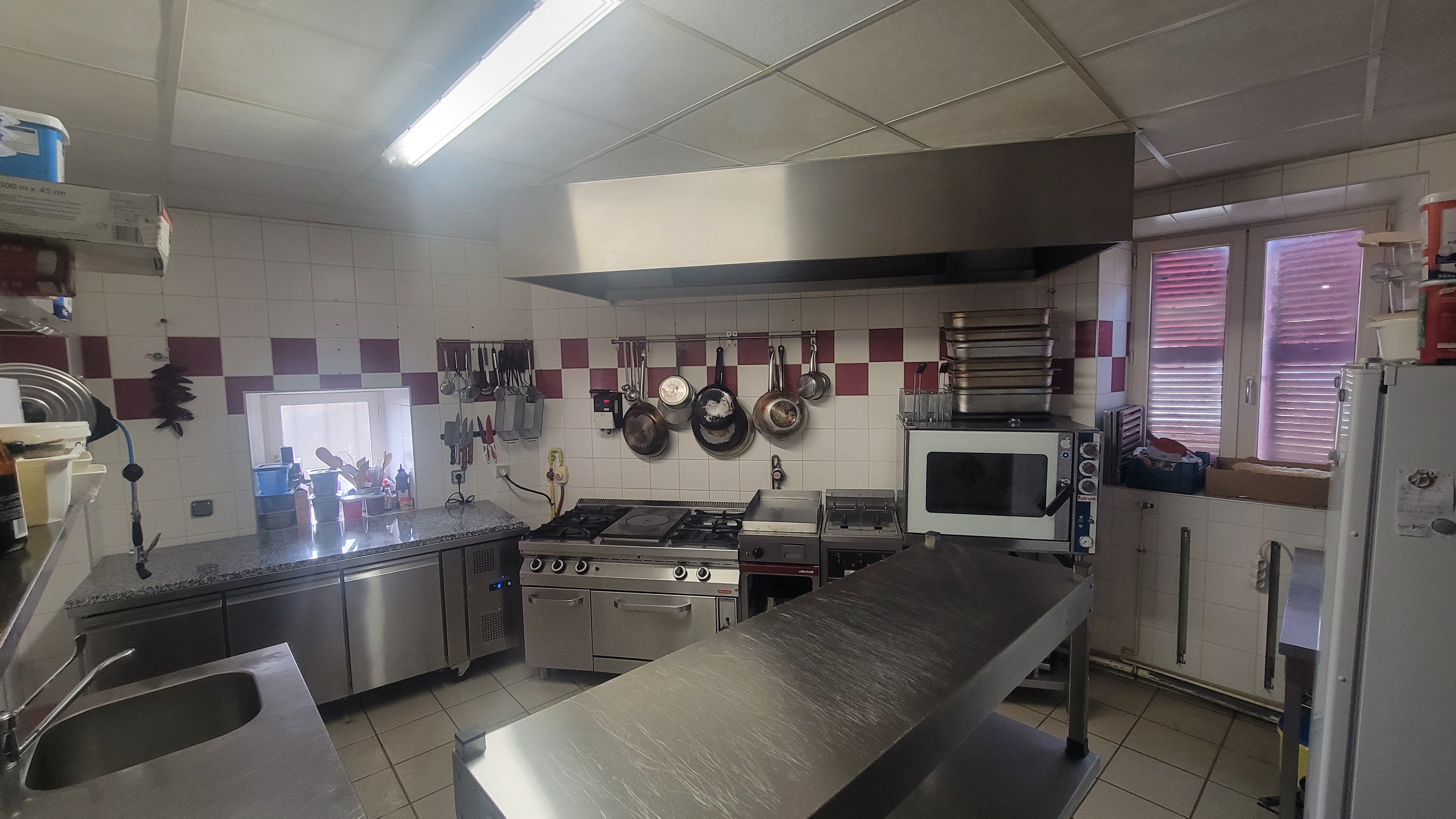 Activité bar, restaurant et 4 chambres d’hôtes, située dans un petit village de 200 habitants dans le Livradois – Forez à proximité de grands axes (N102 à 12 km et A75 à 35 km - 50 min du Puy en Velay et 50 min de Clermont-Ferrand).
Cette auberge est le lieu principal de vie du village et également un lieu d’accueil pour les multiples randonnées (pédestres, équestres, enduristes et motards). Elle est référencée sur un GR pays « robe de bure et cotes de mailles », relais motards ainsi que sur le petit futé. Sa situation géographique offre un gros potentiel local et également touristique.
L’établissement dispose d’une salle de restaurant d’une capacité de 32 couverts entièrement rénovée, d’un bar équipé en froid, d’une terrasse d’une capacité de 25 couverts ainsi que d’une seconde terrasse pouvant accueillir 30 personnes pour des évènements extérieurs (équipée de mobilier et d’une plancha neufs).
Tout a été rééquipé en 2025 en mobilier neuf : Les 4 chambres d’hôtes sont équipées avec douche et toilettes privatives, une buanderie a été installée sur le palier des chambres, la cuisine a été entièrement rééquipée et la partie stockage froid et réserve également.
L’auberge dispose d’un garage sécurisé pour l’accueil des motards et cyclistes, d’une cave et de deux zones de stockage secs.
L’établissement dispose d’un logement de fonction type T4 au dernier étage.
Bail commercial 3/6/9 - Loyer : 720 TTC logement de fonction compris.
Prix du fonds : 39 000 €
Un bilan financier sera fourni aux personnes désireuses de reprendre ce bien.
Cet établissement ne demande à ce jour aucun investissement pour travailler et tout le matériel nécessaire restera en place ainsi qu’un carnet de réservation pour la saison déjà programmée.  
Contacts : Auberge du Fromager du Doulon - tél : 04 71 76 43 59 - mail : aubergedufromager@gmail.com
CCI 43 - N. BARDAKOFF : tél : 04 71 50 88 01 ou 04 71 09 90 00 mail : n.bardakoff@hauteloire.cci.fr