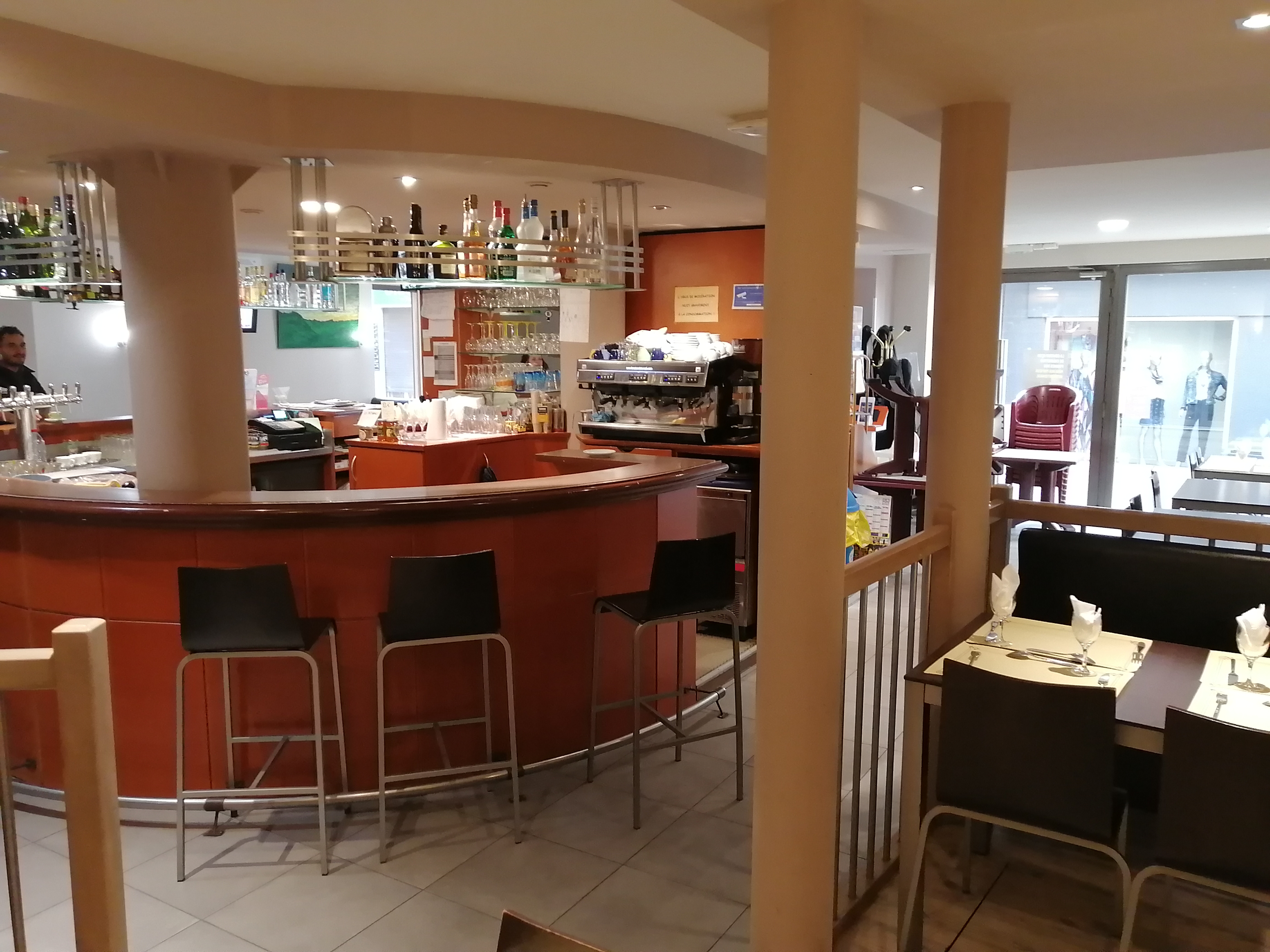 Vends fond de commerce brasserie-bar-tabac à Marvejols en LOZERE.
Situé au cœur de Marvejols cet établissement propose 4 activités complémentaires, brasserie (le midi), bar, tabac, Française des jeux qui lui assurent une clientèle régulière et fidèle .
La surface de 150m² offre une cuisine équipée, une réserve et une salle de restauration pleinement opérationnels, ainsi qu'une terrasse exploitable en saison estivale .
Ce commerce peut être largement dynamisé, notamment la brasserie, en élargissant les plages horaires et en exploitant les week-end et jours fériés .
Horaires actuels : du lundi au vendredi : 7h30-20h00 , le samedi : 7h15-13h30 , fermé le dimanche et les jours fériés . Fermeture annuelle : dernière semaine de juin . 
CA 2024(HT) 264500€
N'hésitez pas à me contacter par mail pour plus de renseignements.