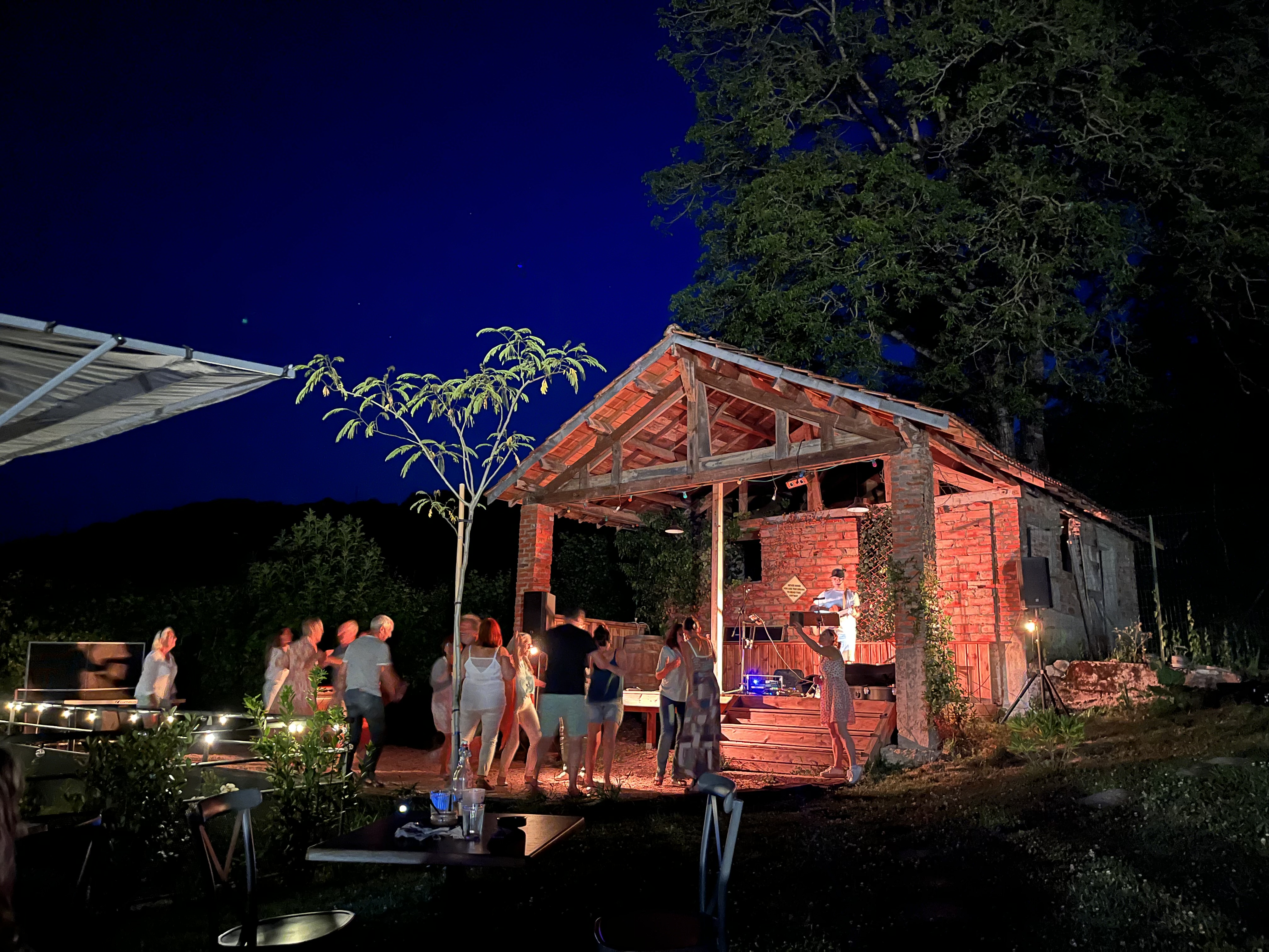 Vend fond de commerce 120000€ 
(Bistrot- Café- Restaurant - Pizzeria )

Au cœur d’un joli petit village du Cantal d’environ 500 âmes, disposant d’une école allant de la maternelle au primaire, vend fond de commerce situé à 10 minutes d’Aurillac et de ses commodités. 
Non loin également la station de ski Le Lioran à environ 30 minutes.
« ZRR » Zone Rurale à Revitaliser, donc loyer modéré et charges réduites…
Possibilité de soutien par le CCI (crédit à taux zéro…) .
Les murs et la licence appartiennent à la mairie. 
Location des murs du commerce 550€HT/mois.
Location de l’appartement familial type F4 (3 chambres) se situant au dessus du Bistrot, 120€/mois.

Description du fond:
  - Clientèle locale mais également touristique durant les périodes estivales.
- Emplacement privilégié au centre du village en contre bas de la N122, disposant d’un grand parking privé.
- Salle de restaurant d’environ 40 couverts avec une magnifique vue panoramique.
- Côté bar possibilité de 12 couverts.
- Côté terrasse donnant sur un jardin entretenu possibilité d’installer environ une douzaine de couverts également.
- Grand jardin aménagé d’une belle terrasse en bois pouvant accueillir des concerts et surplombant un terrain de pétanque… 

Points forts:
- Belle réputation (Google 4,8/5 - TripAdvisor 4,9/5 - Compte Facebook 100%).
- Clientèle régulière et locale autour d’un café en matinée, tout en refaisant le monde! 
- Clientèle régulière pour des menus ouvriers du lundi au vendredi midi.
- Repas à la carte et pizzas, les soirs.
- Les dimanches pour des repas en famille.
- Repas de groupes, associations, anniversaires …
- Soirée à thème 
- Dépôt de pains et journal la montagne…

Affaire saine et rentable avec encore un bon potentiel de développement.
Une belle opportunité pour un couple souhaitant s'installer dans un cadre vie agréable tout en exploitant un café restaurant prospère, avec une clientèle agréable et sans personnel à reprendre.

Afin d'harmoniser la vie de famille, notre choix a été de réduire le nombre de service à 5 midis et 3 soirs (voir 2 soirs en hiver) et de s'octroyer 6 semaines de fermeture annuelle...
Joli chiffre d'affaire en progression sur les 3 années (entre 2024-2025: environ 240000€HT) et pouvant facilement connaitre une marge de progression par une amplification du rythme ou si volonté de travailler avec des associés ou salariés…

Le projet de réaménagement de la bâtisse s’est achevé en Mai 2023 mené par l’action de la Mairie et le commerce a ouvert ses portes en juin 2023.
L’aménagement des locaux est aux dernières normes, accès voiture et sanitaire PMR. Tout le matériels nécessaires est complets, entretenus durant les 3 ans, donc en très bon état!
Tout est prêts et à disposition, aucun frais et investissement supplémentaire à prévoir pour vous lancer! 

Les plus: 
- Plusieurs caves et remises sous le restaurant pour stockage/réserve/chambre froide ou matériels personnels.
- Un des 2 garages (assez grand pour y garer un véhicule) mis à disposition par la mairie dans le bail .
- Une bâtisse clôturée (chenil) non attenante au bistrot pour y abriter du matériels de jardin, stocker la terrasse (tables et chaises)  ou jeux enfants durant l’hiver…
- Un arrêt de bus (arrêt scolaire) juste sous le Bistrot.
- Un village avec de nombreuses associations et événements !

Pour plus de renseignements ou de photos, merci de nous faire savoir votre intérêt pour le fond de commerce et votre sérieux .
Discussion et négociation possible dans la mesure du raisonnable.

Bien cordialement,
Sylvain&Sophie, 
Les gérants du Bistrot La Bascule .