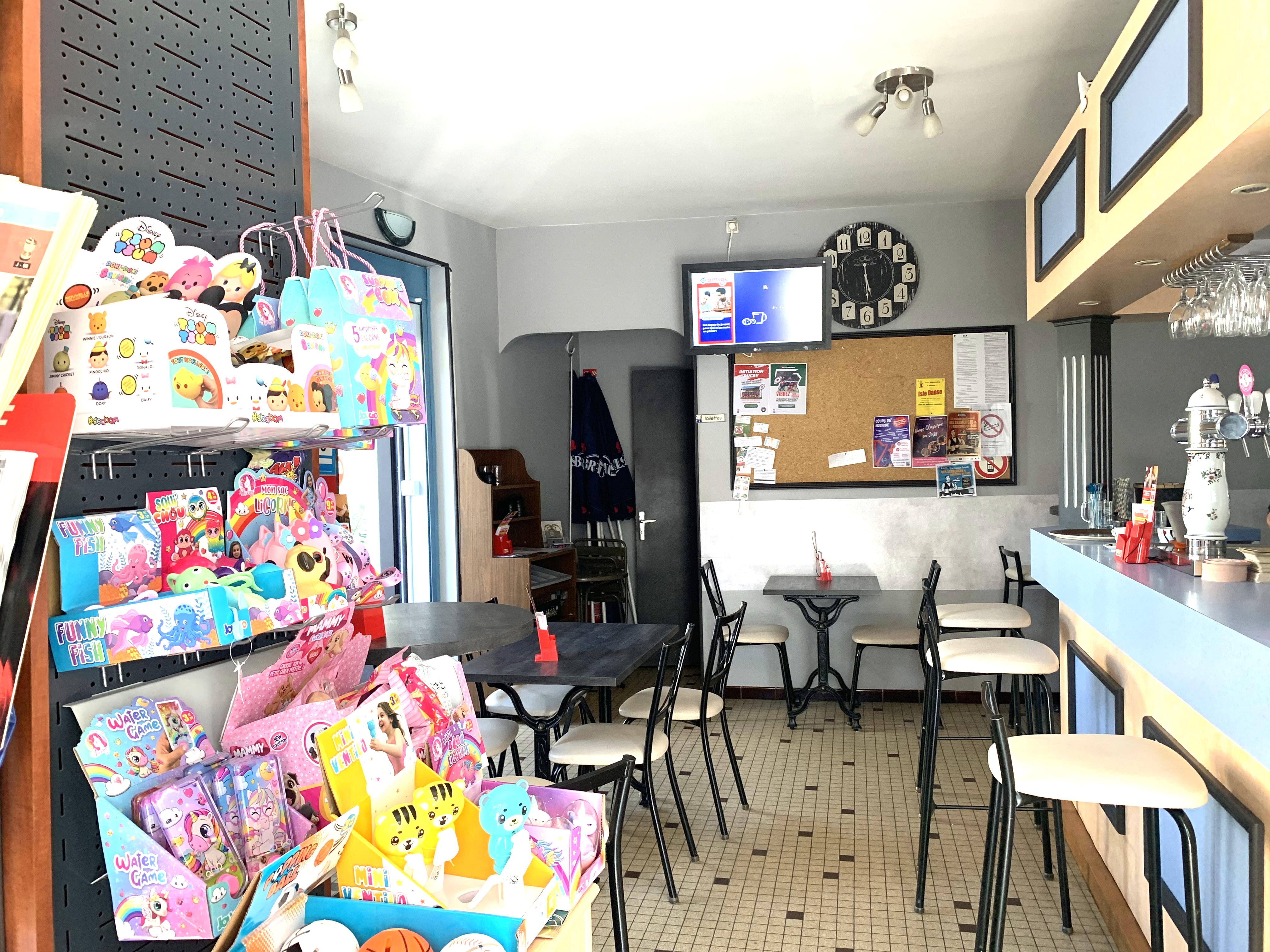 Vend cause retraite, Fond de Commerce Bar Restaurant FDJ, presse et relais colis, sur commune attractive du sud ouest limoges.
Restauration fabriquée maison, simple et abordable.
Clientèle de proximité et professionnelle.
Possibilité d’augmenter les horaires d’ouvertures et potentiel de développement important
le Fond de commerce est à 131000€ HT.
Les murs peuvent être vendu avec.
Emplacement central avec terrasse. Belle rentabilité.